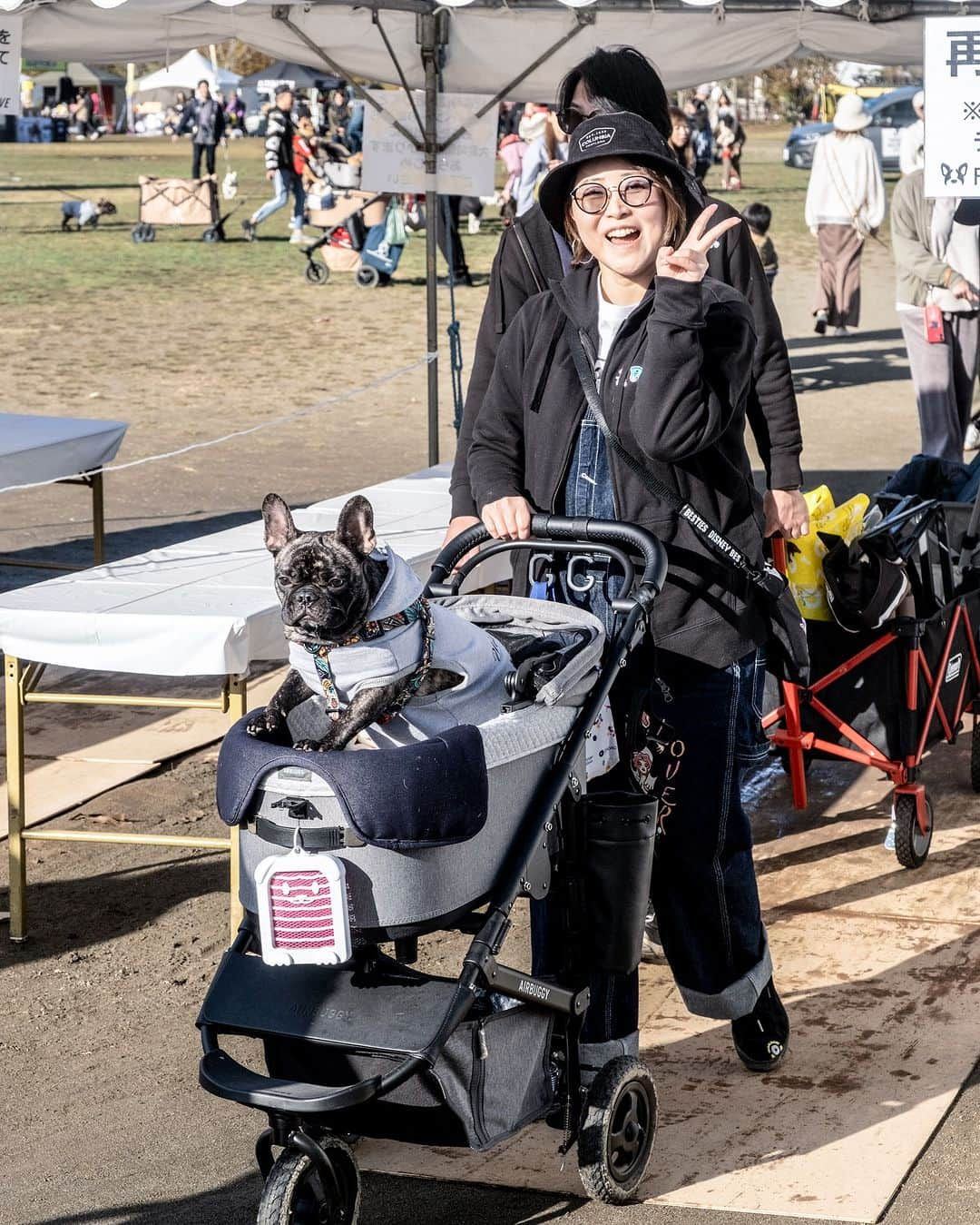 French Bulldog Lifeのインスタグラム：「【フレブルLIVE 2023スナップ📷⚡️】 トリプルコラボのオーバーオールで参加してくださってる…！ @universaloverall_jp @kenta_w_oki_tattoo @french.bulldog.life  とっても嬉しいです😭  愛ブヒのカラーに合わせたブリンドルコーデ、ステキです🖤  #フレブルLIVE #フレブルLIVE2023」