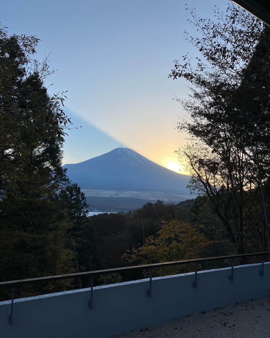 のインスタグラム：「こんなに部屋から富士山。近いとちょっと怖いよ。」