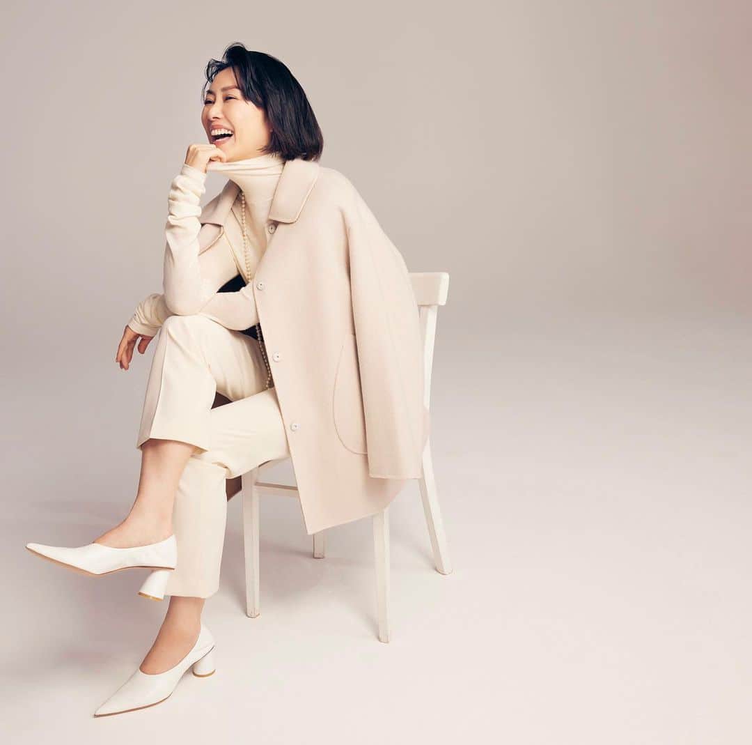 doclasse_styleのインスタグラム：「自分の直感に素直になる。  「好きなこととか、信じることとか。一番最初に思ったことが本当のことだな、と思っているので、それを大切にしていくと、おのずと自分らしいカラーができてくるのかな。」  モデルで女優の目黒真希さんが着てくれたのは優しげベージュカラー。（カラー名　ストーンパターン）裏地とのコントラストも楽しめます。  #doclasse #ドゥクラッセ #doclasse_coat #50代コーディネート #50代コーデ #ファッションコーデ #レディースファッション #パーソナルカラー #カラーコーデ #40代ファッション#40代ファッション #40代コーデ #40代コーディネート #秋冬コーデ #秋冬ファッション」
