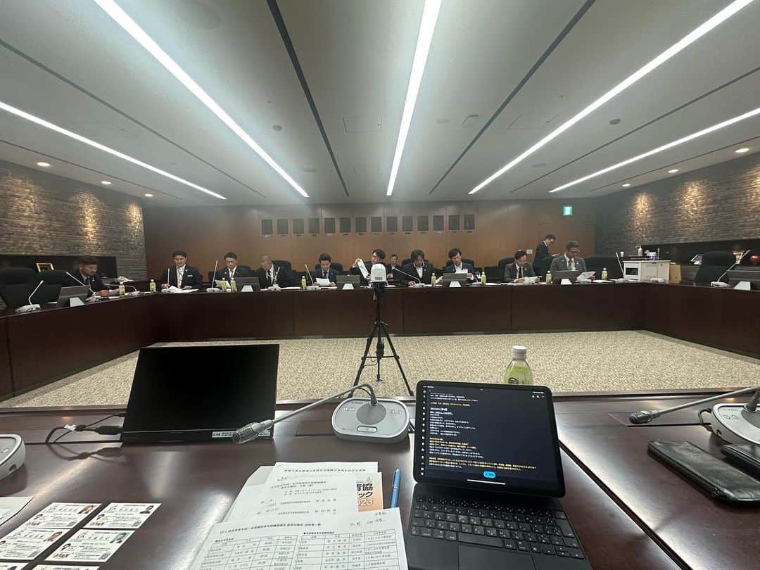 中曽根 康隆のインスタグラム：「【全国農協青年組織協議会】✖︎【自民党青年局】 毎年恒例の意見交換会で、率直な議論が出来ました。自助をしっかりとやるので、自民党としても是非とも応援してもらいたい、という強いメッセージを頂きました。引き続き地元群馬の農協青年部も含めて、密な連携をとって参ります。  最近は毎日地元の小学生達が国会見学に来てくれます。地元の代議士として嬉しい限りです。  また利根沼田の土地改良要請で堤昭和村長、梅澤片品村長を含めた地元の皆様が来所。予算確保に向けて農水省、財務省にもしっかりと働きかけて参ります。  #自民党青年局」