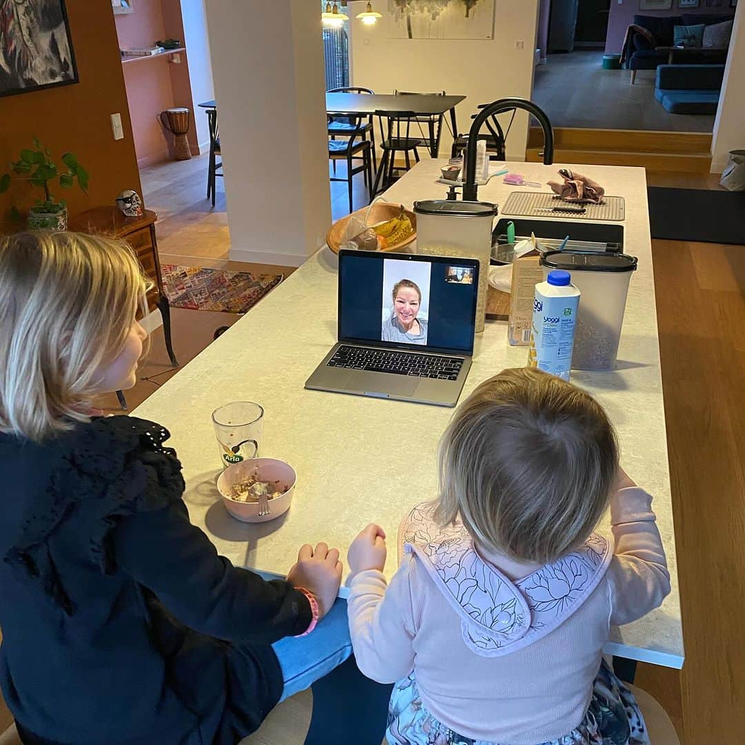 カミラ・リター・ユール & クリスティナ・ペデルセンのインスタグラム：「Torsdag morgen startede med et hyggeligt FaceTime opkald med MorC i Tyskland. Så kan dagen ikke starte meget bedre🙌🏼🥰 #morgenmad #family」