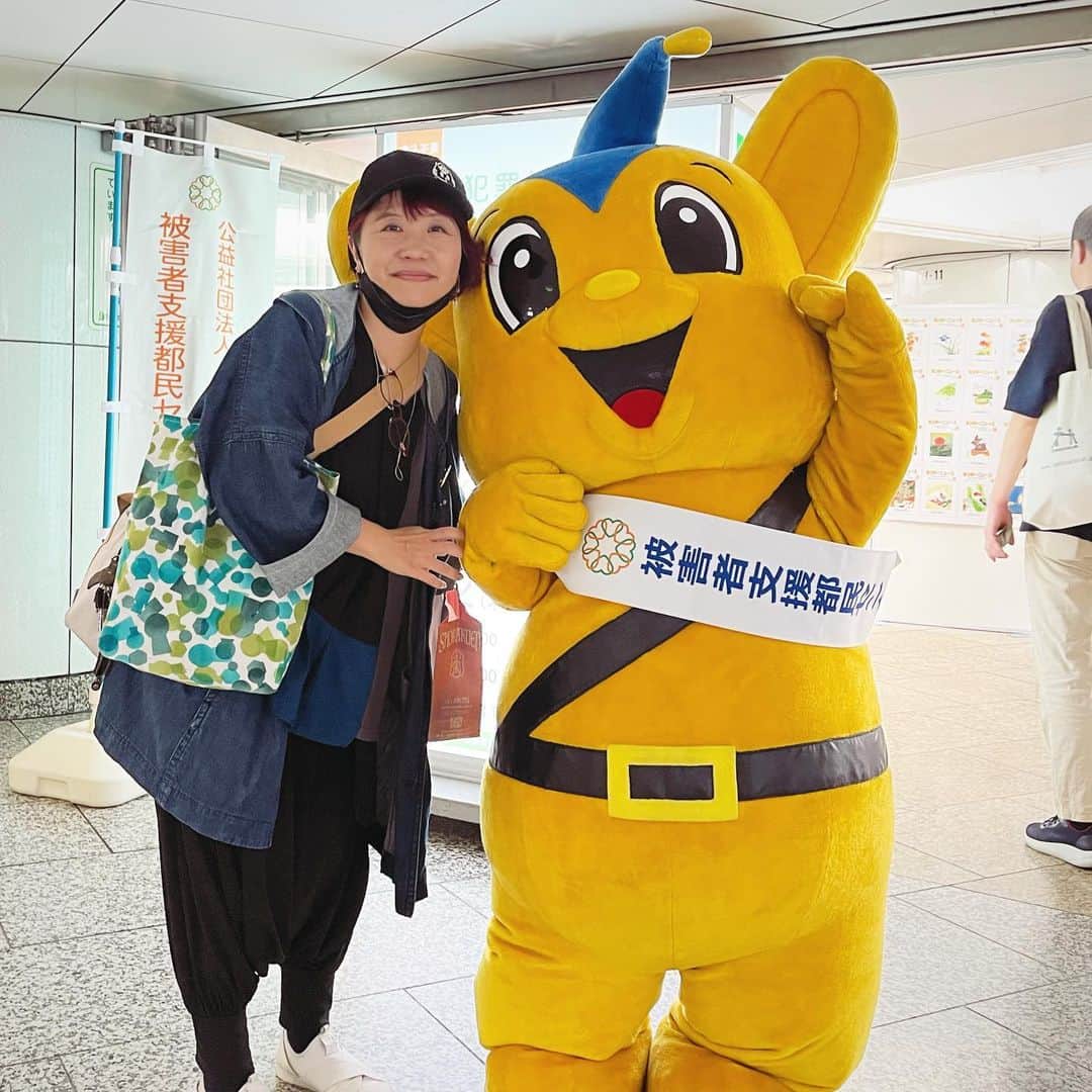 水谷さるころのインスタグラム：「新宿駅でピーポ君とツーショット🥰　犯罪被害者支援キャンペーン中のピーポ君と一緒に写真撮ってもらいました。ピーポ君かわいい。」
