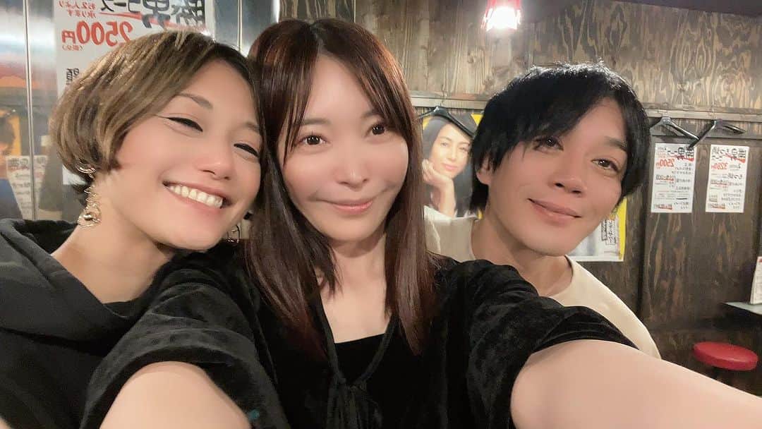 田中良子のインスタグラム：「昨日まで毎日のように会っていたのに、 もう #突劇金魚 ロスになりました。  #小さいエヨルフ 、稽古のときもいつも和やかな雰囲気で、 笑いの絶えない稽古だったぁ。  稽古始めはとても緊張したけど、 サリングさんや山ちゃんと試行錯誤しながら、 創り上げる小さいエヨルフ、 とっても楽しかったです。  サリングさんはいつも、役に対しての考えや想いを聞いてくれて、共に考えてくれる。 こんなんしていいですか？はだいたいいいよ！って言ってもらえて。考えるのがとても楽しかった。 ほんでサリングさんに笑ってもらえたら、 ぎゃあ！嬉しい！！って毎回なってた。 突金の世界の一部になれて、心の底からうれしかったー。  山ちゃんも、どんなことしても受け入れてくれる。めちゃくちゃ器の広い役者さん。 稽古では山ちゃんが笑っちゃうのが、よくあって、あれ！？私変なんかな、、！？って思ってたけど、そのままでいいよ！って言ってもらえて心強かった。 本番で私がミスったりしたときも、どうにか助けていただいた。感謝しかない。。 そして小さいエヨルフだけでなく、ニワトリも同時にやっていた山ちゃん。もう尊敬しかない。 ニワトリ素晴らしかった。本当に恐ろしいわすごすぎて。  そんなおふたりにはありがとうございますの言葉では足りないくらい感謝してます。 私をリタにしてもらってありがとうございました！  夢のような10月だった！ 毎日良く飲んで食べて！ 稽古始めより2キロ太った！(リタお腹空くのです😅) それもまた幸せでした。←?  ああ！ 突劇金魚、大好き！！ 本当にありがとうございました！！！  まだまだ公演のことは、投稿しますすみません👨‍👩‍👦🫧💓」