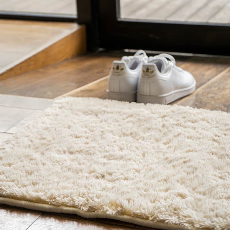 BRID 【NEXTANDARD MARKET】さんのインスタグラム写真 - (BRID 【NEXTANDARD MARKET】Instagram)「. SECTION COLOR RUG 50×70  バックプリント加工 (ファー生地への背面から塗料を吸い上げる技法) を用いたラグ。 ファーの根元からのアクセントカラーは、色味の主張が強すぎないながらも落ち着いたインテリアシーンにアクセントを入れて、引き締まった空間にしてくれます。  約20mmの毛足の長さで、肌触りもしっかりとしたラグです。  今年の11月はまだまだ気温が高い日が続くようですが、足元は案外冷えやすいもの。 毛足の長いラグを取り入れて、冷えと無縁な過ごしやすさを！  Size : Φ55 / Φ150 / 90×130 / 140×200 / 200×200 Color : WH&YE / WH&PK / WH&GY  商品の詳細は画像に貼ってあるリンクから、 サイズ違いはプロフィールのリンクからご覧ください。 →@brid_japan  #brid_japan #bridのある暮らし #ブリッド #MERCROS #メルクロス #ラグ #ラグマット #ラグマットのある暮らし #カーペット #シャギーラグ #インテリア雑貨 #ホットカーペット対応 #手洗い可能 #床暖 #北欧風インテリア #リビング #模様替え #踏み心地 #踏み心地がいい #床に座る生活 #玄関 #玄関マット #玄関インテリア」11月2日 16時30分 - brid_japan