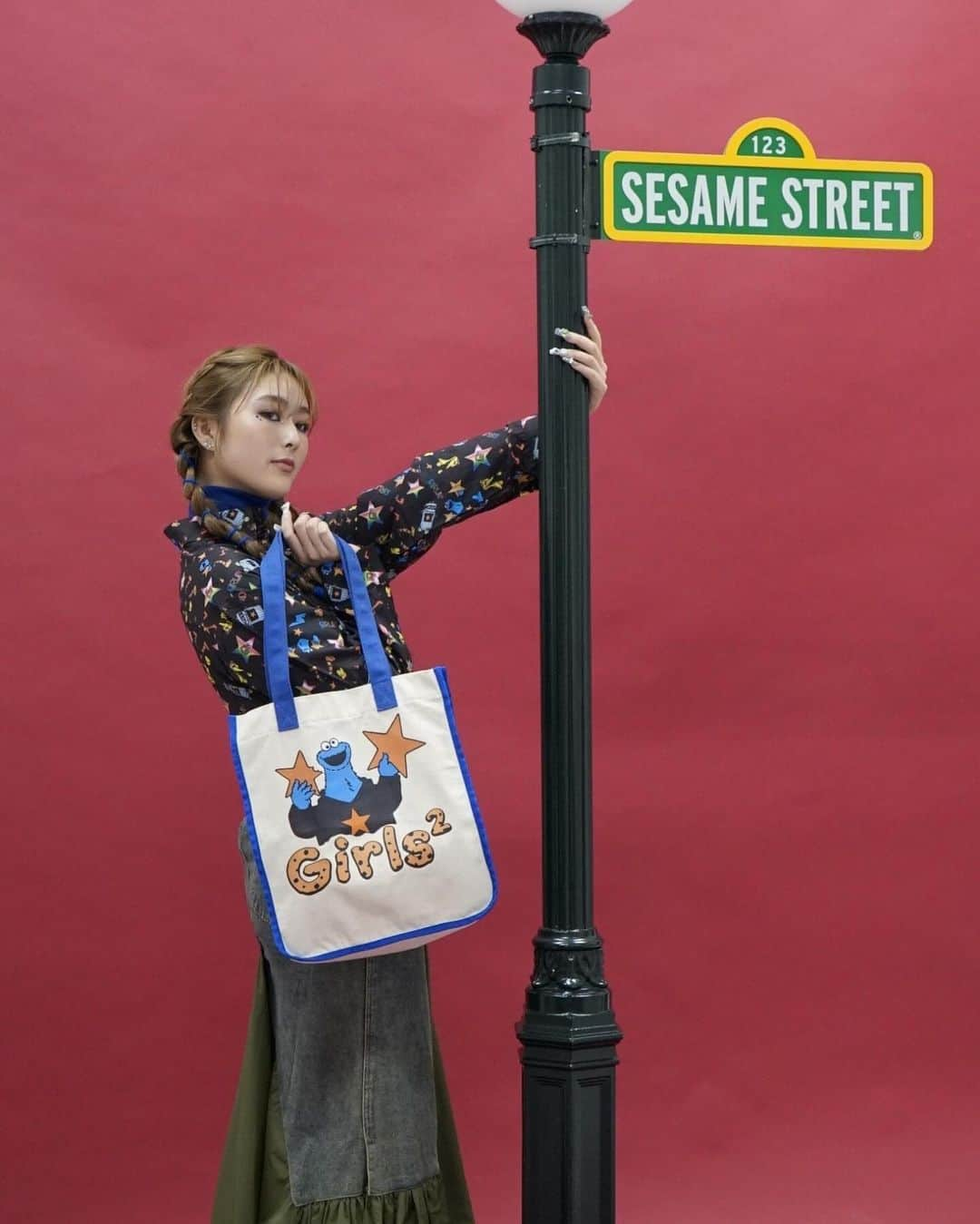 隅谷百花さんのインスタグラム写真 - (隅谷百花Instagram)「<3 SESAME STREET×Girls² by PONEYCOMB TOKYOが、いよいよ今日、11/2(木)18:00〜販売スタート💖 今回のラインナップは【長袖シャツ、ロンT、ビーニー、キャップ、トートバッグ2柄、クリアポーチ】の全7アイテム。  ぜーんぶ可愛すぎるあああ ということでチェックしてね✔︎」11月2日 16時30分 - girls2_momodatteba_official