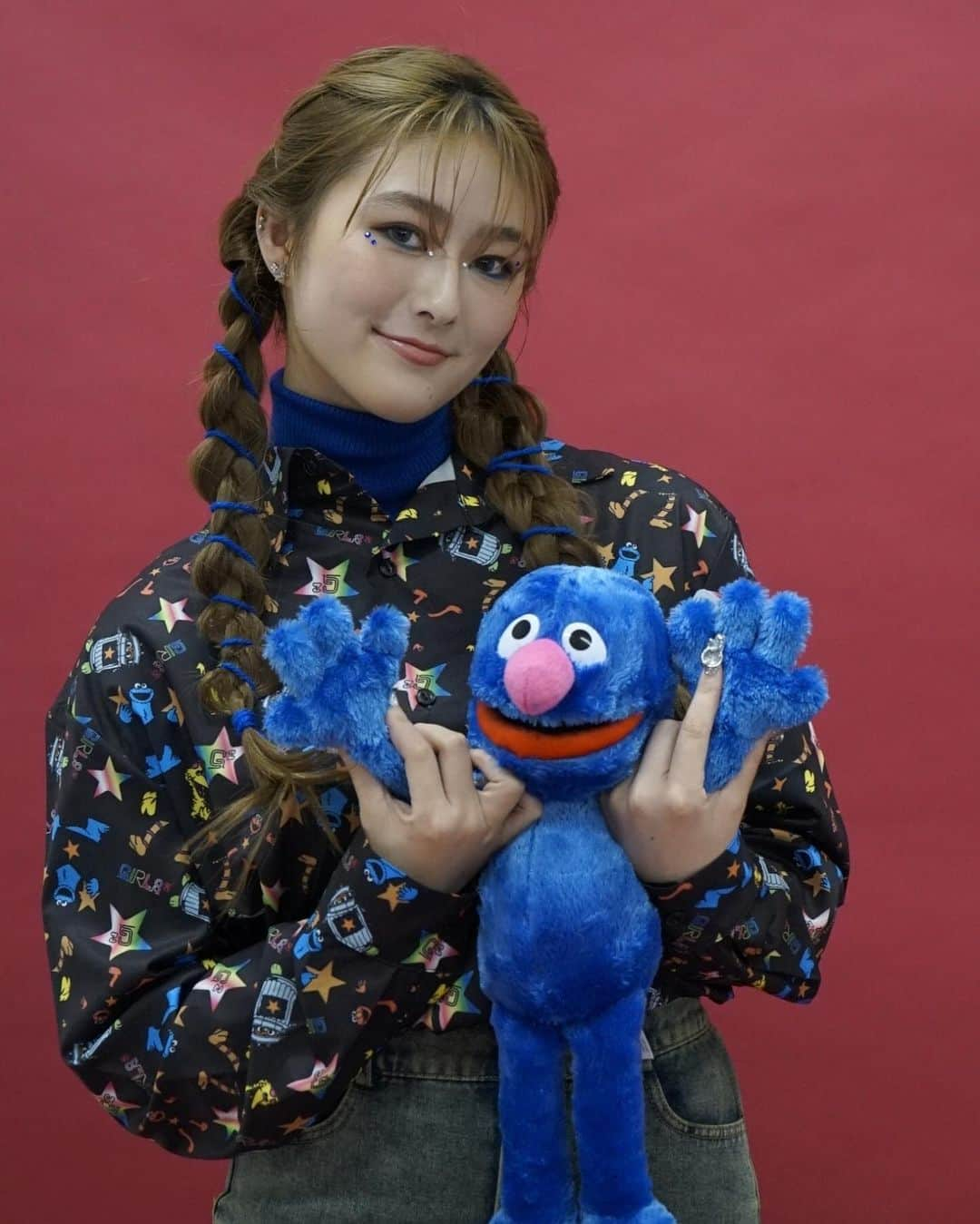 隅谷百花さんのインスタグラム写真 - (隅谷百花Instagram)「<3 SESAME STREET×Girls² by PONEYCOMB TOKYOが、いよいよ今日、11/2(木)18:00〜販売スタート💖 今回のラインナップは【長袖シャツ、ロンT、ビーニー、キャップ、トートバッグ2柄、クリアポーチ】の全7アイテム。  ぜーんぶ可愛すぎるあああ ということでチェックしてね✔︎」11月2日 16時30分 - girls2_momodatteba_official