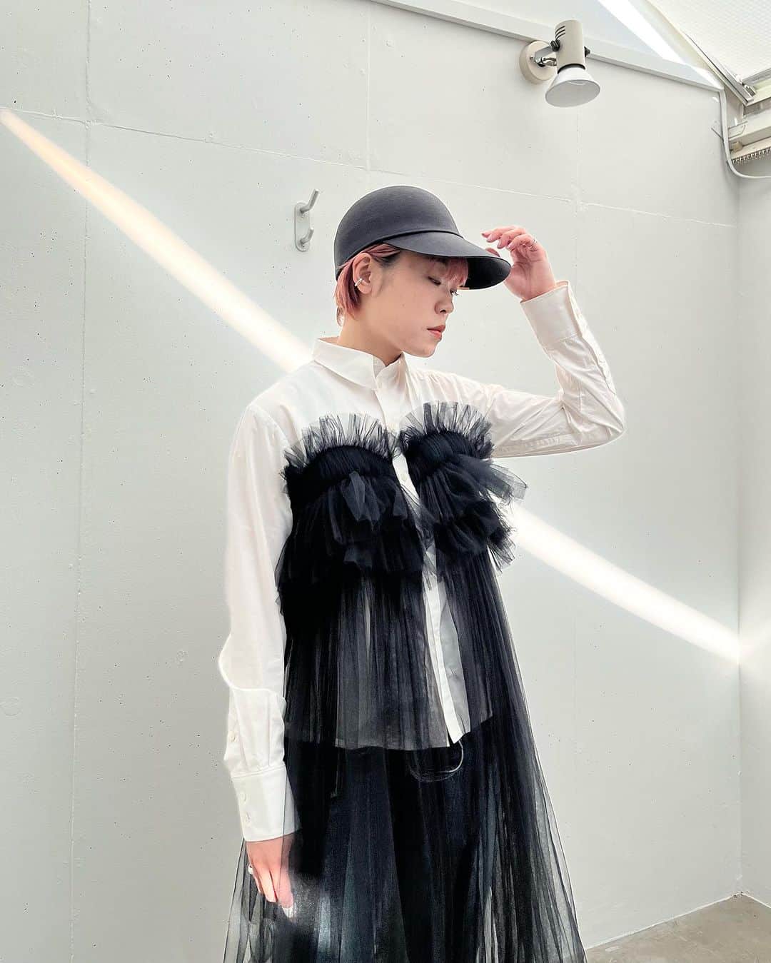 MIDWEST TOKYO WOMENのインスタグラム：「. 【tops】 tulle trimmed long shirt @vivianostudio black / size M  【pants】 denim pants @chikakisada blue / size S,M  【shoes】 viviano×lost in echo chelsea boots @vivianostudio black,pink,red / size 37-39  【cap】 joset @entwurfein gray,black / size free  @midwest_tw staff 160cm」