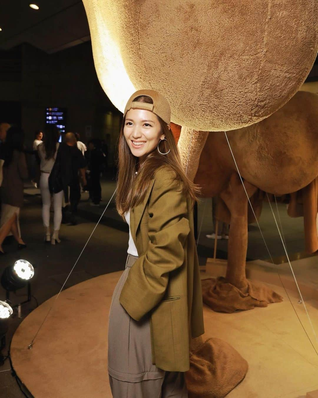 上原歩のインスタグラム：「* MAX MARA 🧸Teddy TEN Park🎪 in Roppongi hills arena @maxmara   MAXMARAのアイコンでもあるテディベアコートが 10周年を迎え六本木ヒルズで大々的にパーティーしています  Teddy TEN Parkは11月3日まで POPUPは11月5日まで開催です❤️🛸  番外編🐻 ただただ楽しんでいた夜🥂 暗いので後ろ被りしていたらBOYと言われました。 （ある方にはギャル。ある子には◯ロ被り。発想豊やね。） 個人的にはとてもお気に入りの被り方です。 こちらのwool帽子もMAX MARAの新作🧢お気に入りです🤍  ・ _____________________________________________  #love #life #loveislove  #maxmara #maxmaraTeddyTEN  #TeddyTENPark」