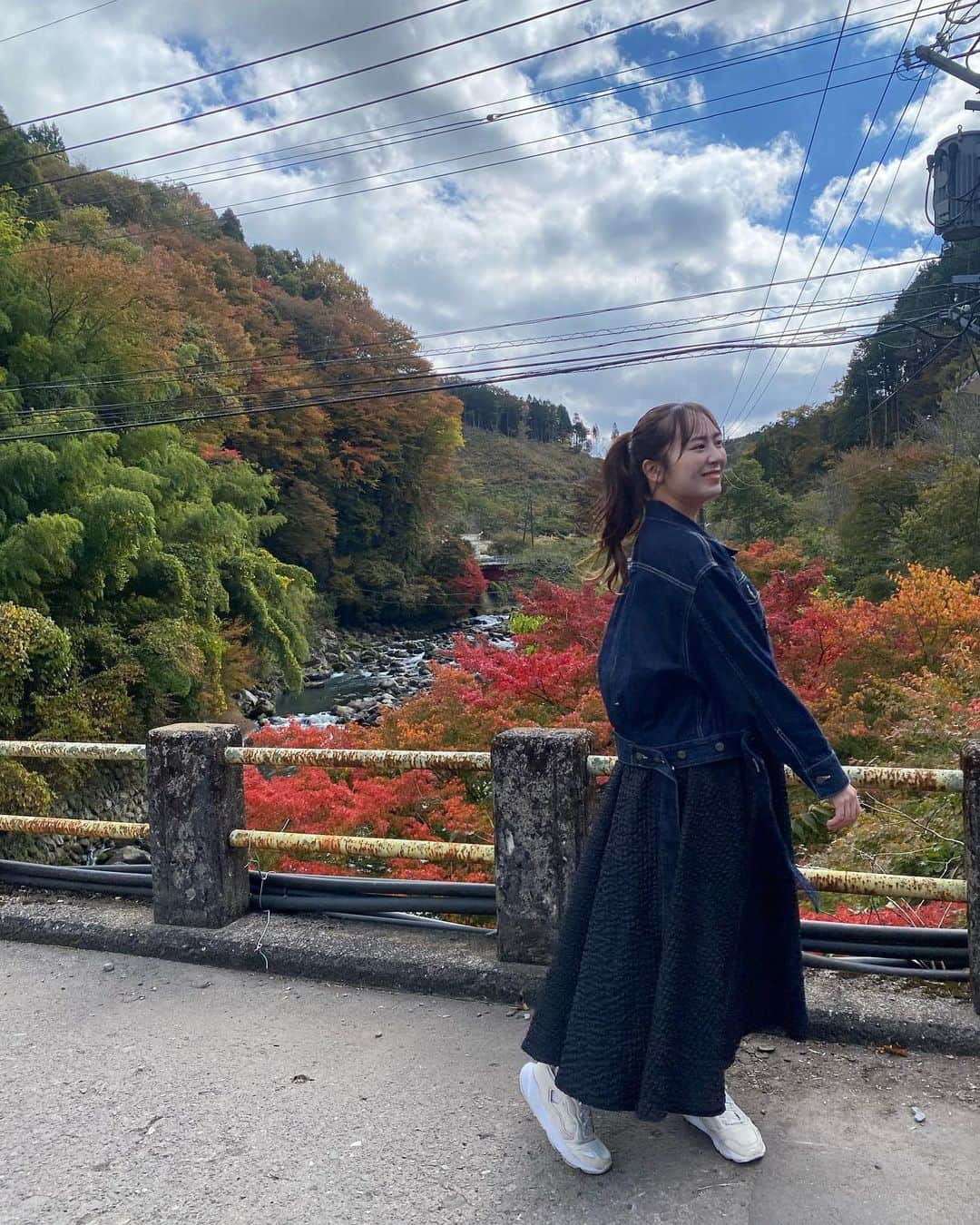 坂口理子さんのインスタグラム写真 - (坂口理子Instagram)「明日の坂口調べ！バリバリサーチは 福岡から日帰りで行ける"絶景温泉♨️"です🍁  季節外れに暑い日もありますが.... 着々と紅葉も色づき秋が深まっています🌾  写真は大分県九重町の旅館　新清館さんの近くです！  私自身、温泉が大大大好きなので撮影でずっと 入っておかないといけなかったり 何度も入らせていただいたりと...スタッフさんに 体調の心配もして頂いたのですが 大変だなとは一度も思わずただただ、 大満喫させて頂き最高のロケでした！！！！！！  湯冷めしづらい成分の入った温泉もありました♨️  実は、プライベートではかなりいろんなところに 行くのですが、お仕事では初でした！！！  去年のHKT4811周年コンサートの演出の一部で バスロマンを持ってバスタオルを巻いて登場しましたが まさか1年後、お仕事で同じ姿になるとは思いませんでした！！  バリバリサーチは毎週金曜日の特集で放送しています！ 明日の絶景温泉は6：00台のバリはやッ!ZIP!で お届けしますよー！！ いつも観てくださっている皆さん、 ありがとうございます😭  他県で観られない😭という方はFBS福岡放送の YouTubeチャンネルもしくは @barihaya の インスタグラムをぜひチェックしてくださいね☺︎🌈  #バリバリサーチ #バリはやッzip #温泉 #ロケ  #紅葉 #絶景温泉 #日帰り温泉 #熊本温泉 #大分温泉 #筑紫野温泉 #長崎温泉 (紹介予定)  またオンエア後に投稿しますね☺️」11月2日 16時44分 - ricopi__hkt48