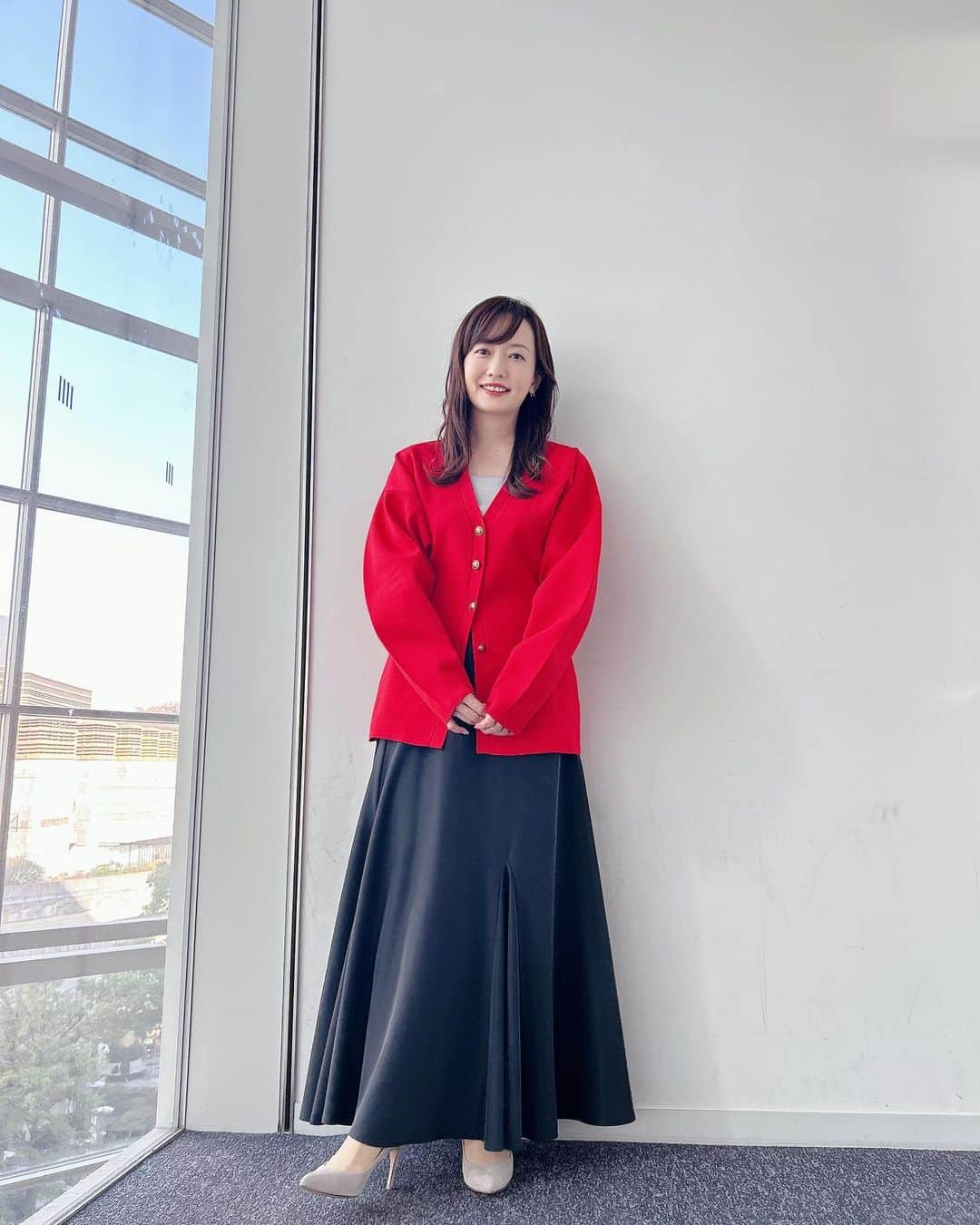 島本真衣さんのインスタグラム写真 - (島本真衣Instagram)「今日の衣装は素敵な赤のカーディガンでした❤️ 見てくださった皆さん、ありがとうございました。  #カーディガン #スカート @gallardagalante   #ピアス #ネックレス @unknown.japan   #パンプス @kanematsu_official」11月2日 16時41分 - mai_shimamoto_ex