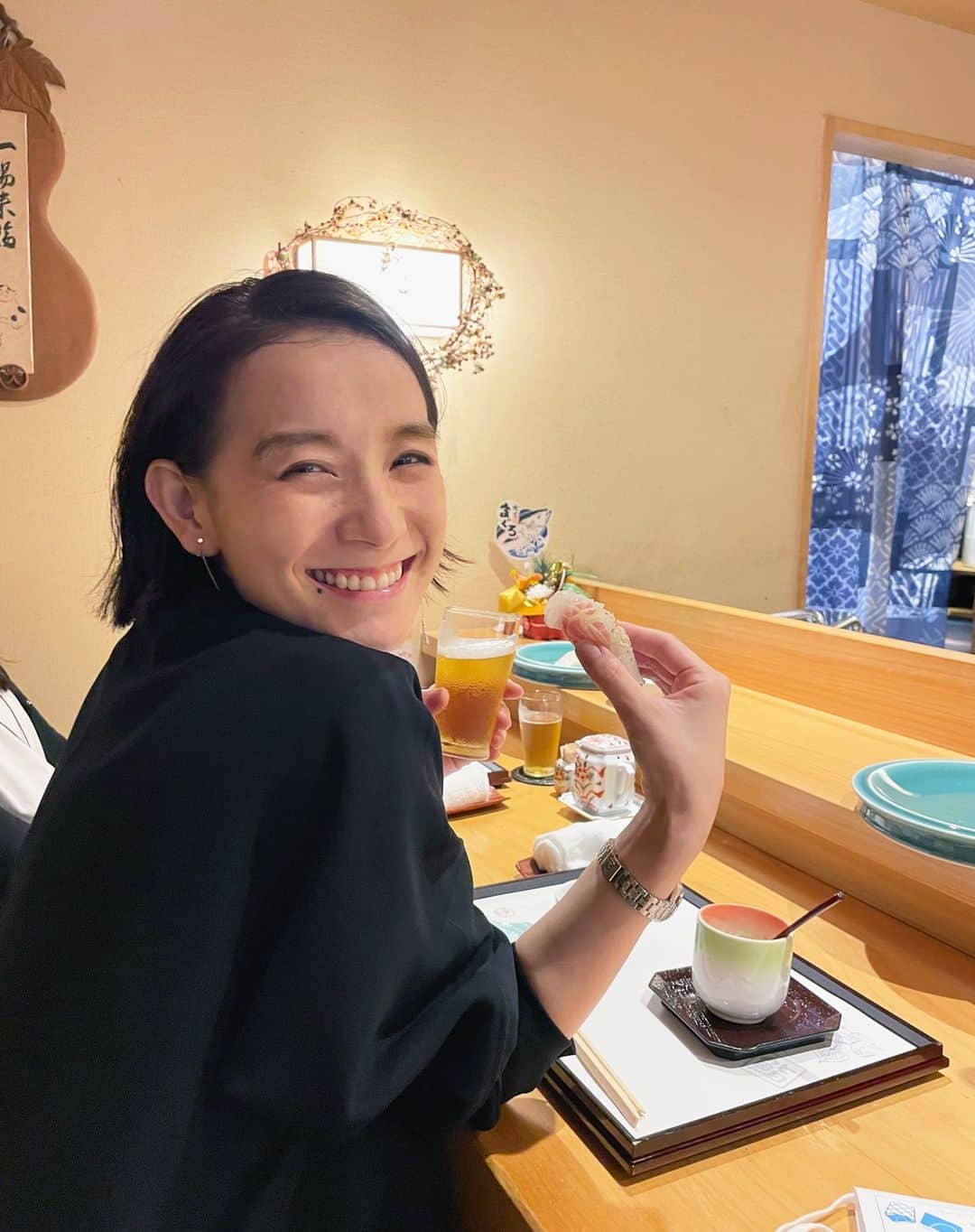 篠原ともえのインスタグラム：「寿司とビール🍣🍺 in 愛媛県 参加させていただいたアートとクラフトをテーマにした芸術祭「道後アート2023」では、アーティストの方々の作品ディレクションが愛媛県の道後温泉地区で展開されています。  篠原は伊予砥石の企画展示「地球が生んだプロダクト」を展開。道後&松山観光も満喫しました🍁  お寿司屋さんは砥石撮影もご協力したくださった、松山市大街道の鮨「小椋」通うほど美味しかったです🍣 パブリックアートは大竹伸朗さんのちぎり絵作品や蜷川実花さんのインスタレーション。クラフトミュージアムでは縫師である高橋直孝さんの立体刺繍は圧巻です。篠原作品が展示されている、古湧園 遥では夜になると足元に星空の演出も🌌温泉のほか視覚の魅力もお楽しみいただけます♨️  篠原ともえ「地球が生んだプロダクト」展示は来年2月まで開催しております。機会があれば是非お立ち寄りください。  「道後アート2023」 @dogoonsenart 開催場所：道後温泉地区 会期期間：2023年7月15日（土）〜2024年2月29日（木）  篠原ともえ企画展示「地球が生んだプロダクト」 展示施設：古湧園 遥 @kowakuenharuka」