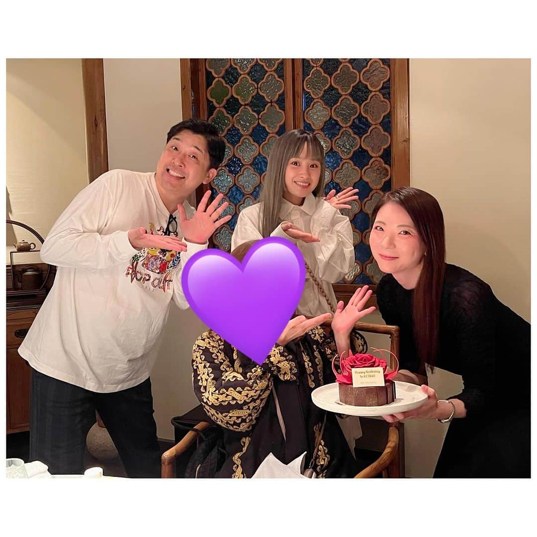 扇けいのインスタグラム：「先日の #ヘイフンテラス こちらの皆さまにお祝いしてもらえるなんて…39歳も良いスタートが切れたも同然です🤤💓(本当のスタートは２日後だけど笑) そしてこのバラのケーキ…私をイメージしてシェフの方が特別に作ってくださったそうな！✨ なんてHappyな…😳🙏 大好きが過ぎる尊敬が過ぎる皆さま💫💫💫  #あべこうじ さん☘️ #高橋愛 ちゃん💛」