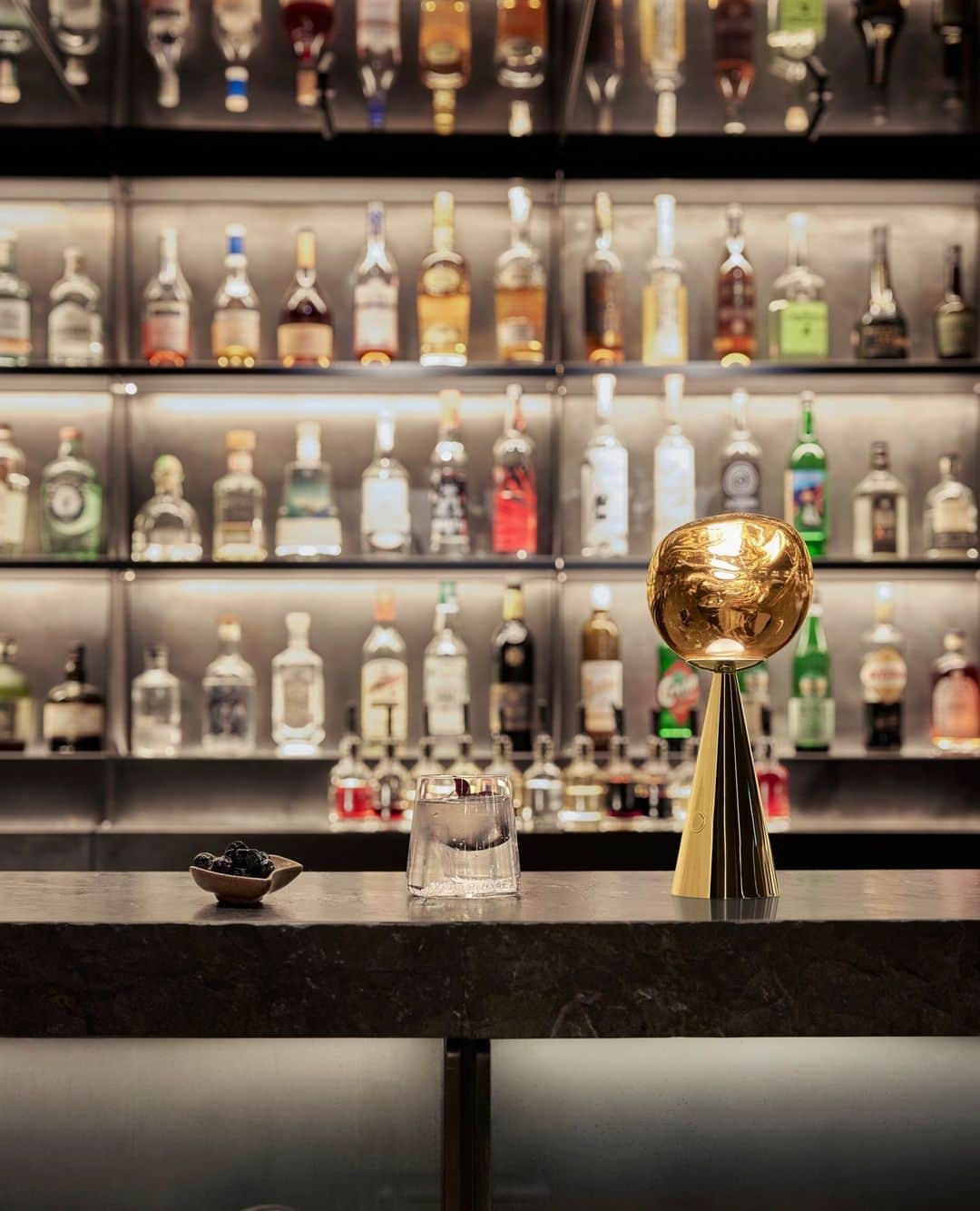 トム ディクソンのインスタグラム：「Skilfully engineered, our new MELT Portable enhances the ambiance of any indoor or outdoor space, with its mesmerizing melted orb shade and diffused light source.⁠ ⁠ @silverleaf_bar  @peer_lindgreen」