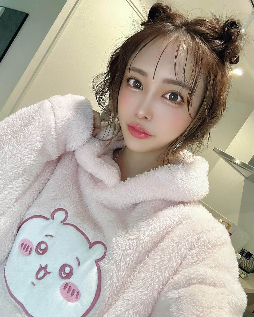 サキ吉のインスタグラム：「この前の姉agehaの撮影で🧸 ちいかわちゃんヘアにしてもらった🩷✨️ ルームウェアはフォロワーさんからの🎁なの💕 宝物🥰🥰🥰 ． ハロウィン投稿じゃないからね🤣🙌笑 ． ． ．  #新米ママ #女の子ママ #令和4年ベビー  #ママライフ #ママ垢さんと繋がりたい #1歳児ママ #産後ダイエット #ママコーデ #ママファッション  #ママコーディネート  #shooting #ルームウェア #部屋着 #ちいかわグッズ  #ちいかわ好きな人と繋がりたい  ． ． —————————— @sakikichi1201 161cm42kg(産後ダイエット-12kg達成) 骨格ストレート イエベ春 毎日ストーリーズでダイエットの秘訣など美容について更新してます😏❤️ SNS総フォロワー45万人overありがとう💕 フォロー、保存、コメント嬉しいです✨」