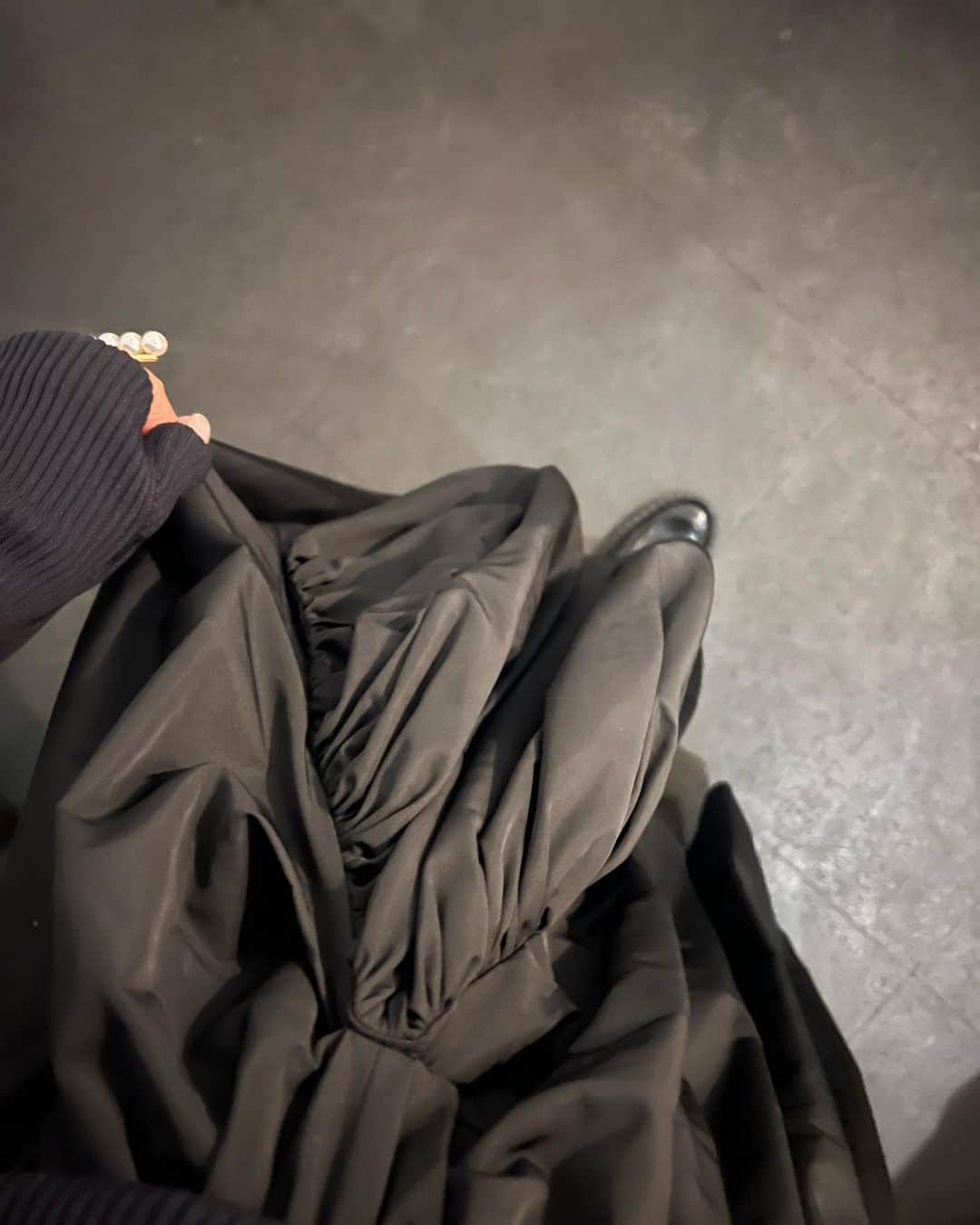 亀恭子さんのインスタグラム写真 - (亀恭子Instagram)「All Black  華やかなボリューム感で かつ品のある雰囲気の @stina_official_ のスカート。  両サイドにポイントでふっくらディテールあり 📷/2 私はこの日はあえてズラして斜め前後にふっくらポイント持ってきて着てました☺︎  昔も今も変わらず好きなボリュームフレアスカート。  何枚も持っている中で今回の更新ポイントは ウエストが少しローで腰で履くバランス。  ローゲージのニット合わせも、カジュアルなスウェット合わせも、絶対にかわいい。 そしてタフタな生地でシーズンまだいて活躍してくれそう。  優秀な子です♡  someday's… #fashion #ootd #kkstyle #tokyo #kamescloset #knit #etre #skirt #stina #pearlearrings #magnoliawhitejewelry × #maayapearls #bag #maisoncanau #shoes #prada #november #autumn」11月2日 16時47分 - kame_kyo