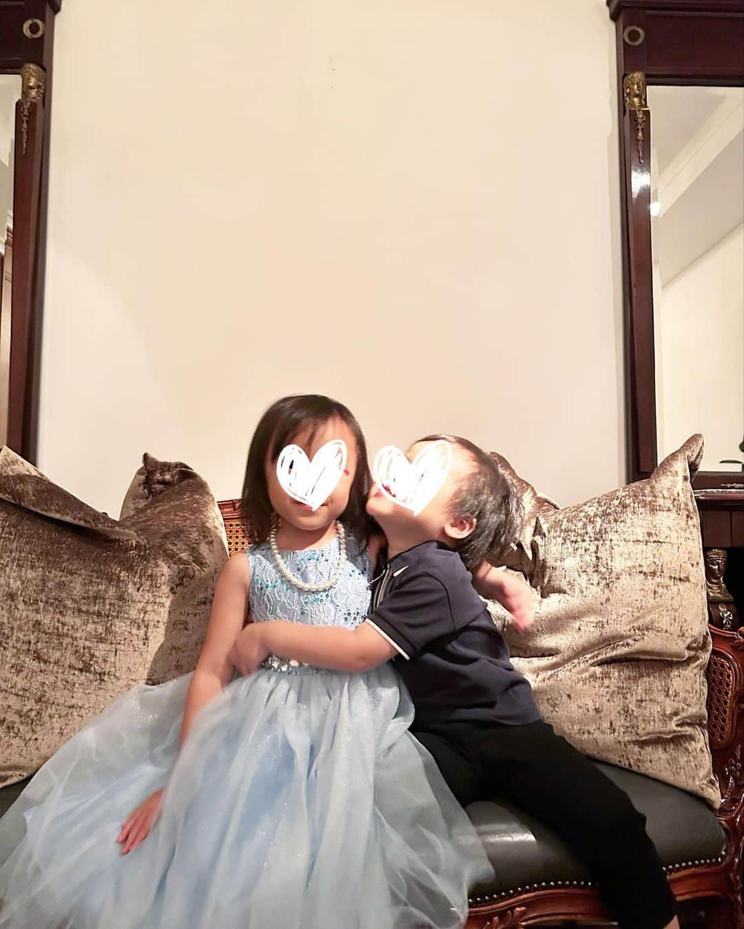 小林真由さんのインスタグラム写真 - (小林真由Instagram)「家族dinner🍴🤍 ⁡ ⁡ 昨夜は韓国で人気のクレンザーでお顔をまるっと丸洗い🥹スースーする爽快感がたまらなく、毛穴汚れまでケアできちゃう🫶🤍 このブラシがふわふわで気持ち良い。  ⁡ ⁡ ⁡ #ファッション #コーデ #ママコーデ #女の子ママ #男の子ママ #ママライフ #コーディネート #４歳 #3歳 #韓国コスメ #韓国スキンケア #ランドリユー #毛穴ケア #dinner #skincare #gifted #landryou」11月2日 16時48分 - mayukobayashii