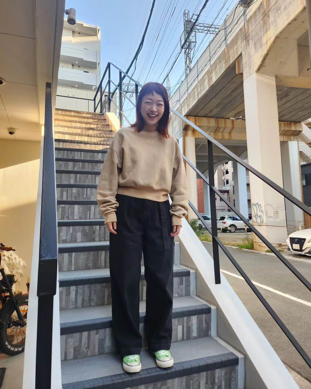 小雪のインスタグラム：「👖 この季節はスウェットにパンツの組み合わせが好きです～ タグ付けしてます🏷️  今日の昼間は暑いくらいだった！  天気がよくて最高🌞  #私服 #ロケの服」
