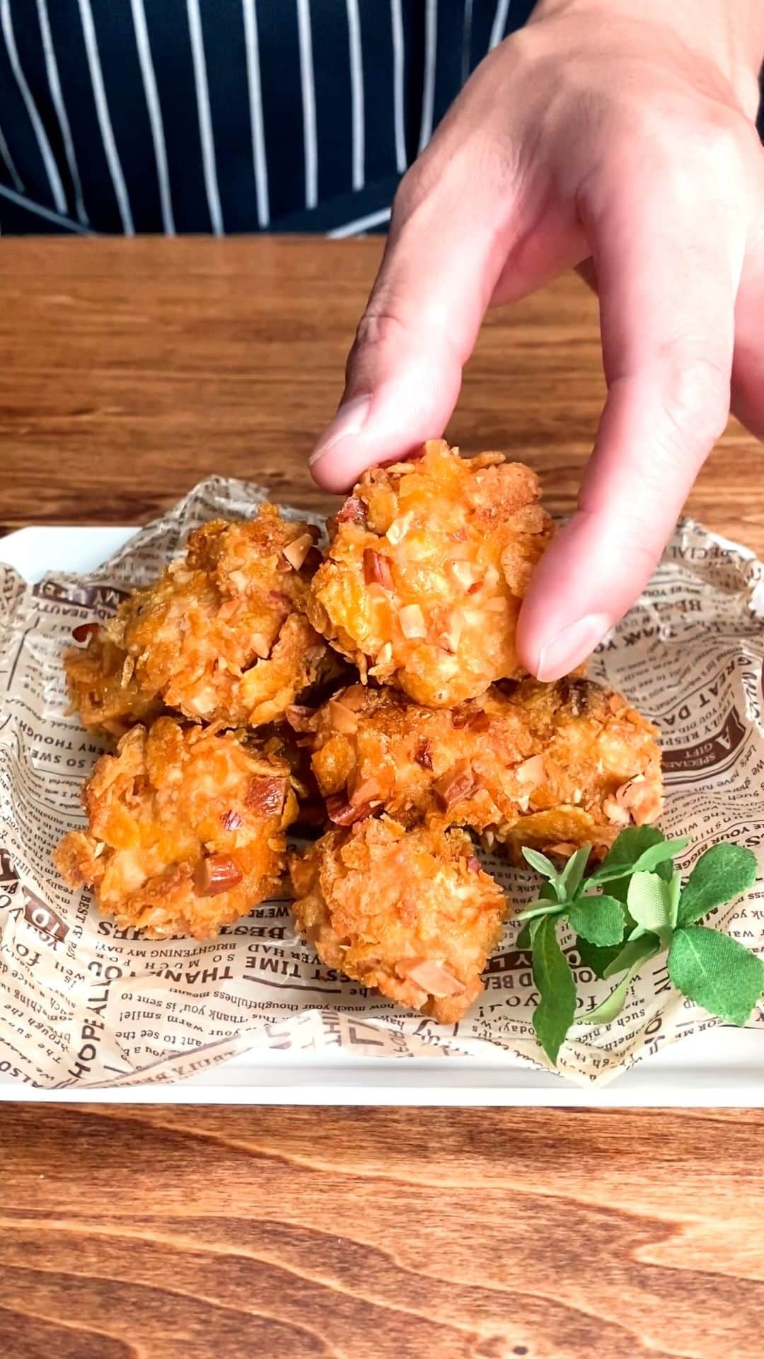 Tasty Japanのインスタグラム：「@tastyjapan 👈他のレシピもチェック！ 【アメリカ定番料理】ザクザク！マッシュルームフライのアレンジレシピ！  レシピが知りたい方はプロフィールのリンクをクリックしてね♪  ===  Fried Mushrooms with Corn Flakes Servings: 2  INGREDIENTS 100g mushrooms A 1 egg 100ml milk 100g flour 1/2 teaspoon salt Corn flakes, as needed Almonds, as needed Oil (for frying), as needed  PREPARATION 1. Clean the mushrooms. Thread on a bamboo skewer. 2. With a rolling pin, crush the corn flakes in a plastic bag. Chop the almonds. Mix the flakes and the chopped almonds in a tray. 3. Mix all of the ingredients A in a bowl. Dip (1) in it. 4. Coat the mushrooms with (2). 5. Deep fry in the oil (170°C/ 338°F) until golden. 6. Enjoy!  #tastyjapan #アメリカ定番料理 #マッシュルームフライ #フライドマッシュルーム」