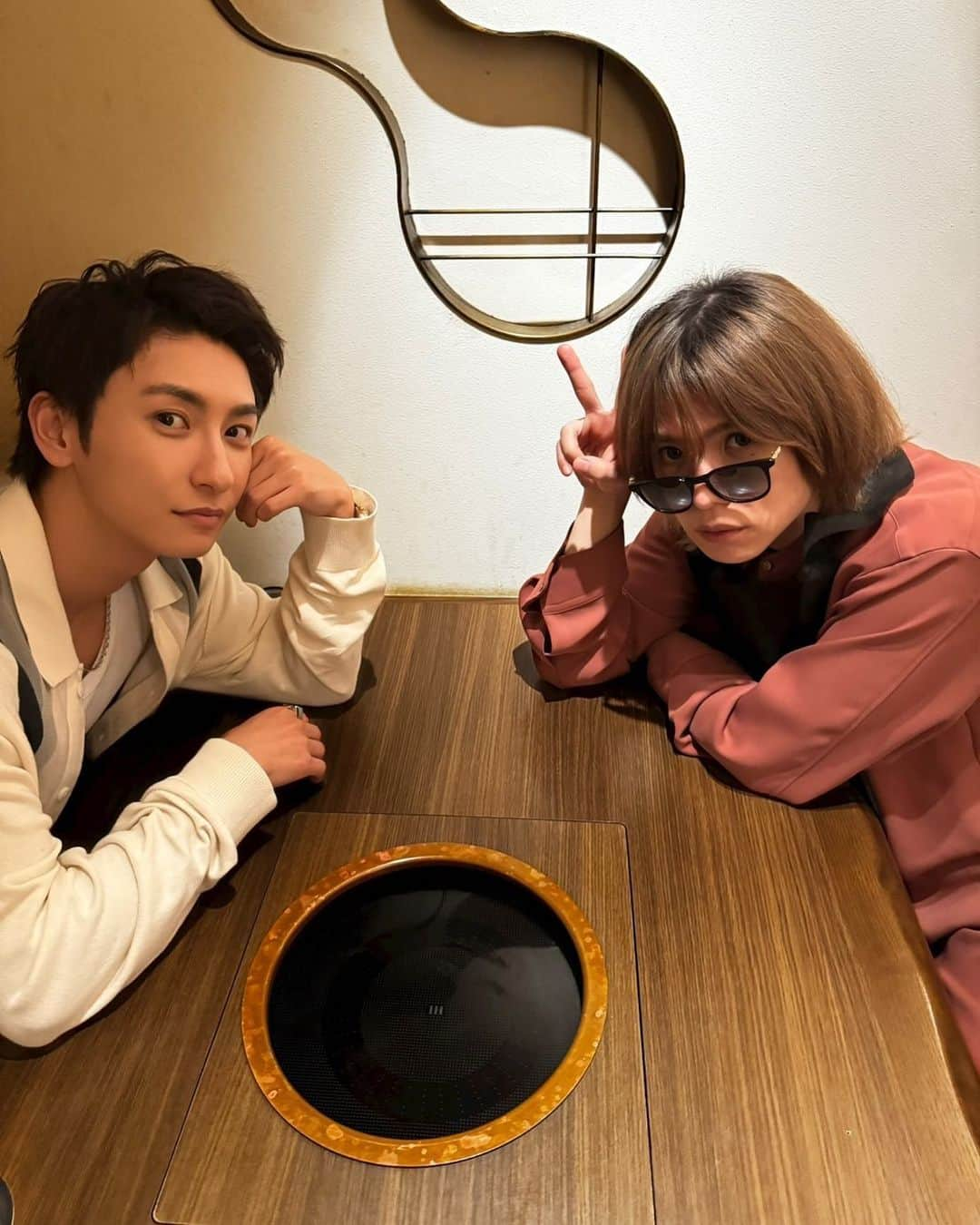 與真司郎のインスタグラム：「Last night, I went to dinner with Shuta👍 We talked about so many things, I had so much fun!!  After I came out, he sent me messages checking in on my mental health. He’s such a gentleman!  Shuta!! Let’s continue to support one another throughout our lives🥹😆 Love you brother❤️👍  昨日秀太とご飯してきたよー👍 色んな話をして、ホンマに楽しかったー！！ カミングアウトのあとも定期的に俺のメンタルヘルスを気にしてくれてメールしてくれたりして、めちゃくちゃ優男な秀太！！ 秀太！！これからも色んなことに負けずに一緒に助け合って生きていこうね🥹😆 Love you brother❤️👍」