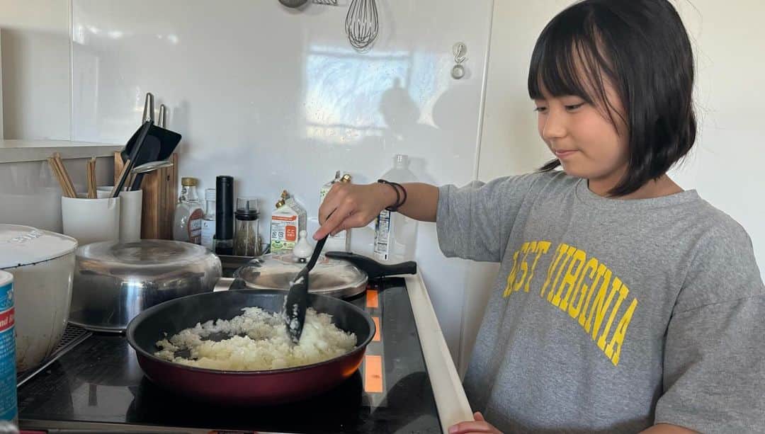 江原千鶴（エハラチヅル）さんのインスタグラム写真 - (江原千鶴（エハラチヅル）Instagram)「料理してるとみんな集まってきて、それぞれ色々作ってくれるー❤️  「うたがどうがとってあげる！」って言って撮ってくれたw  とわくんが卵を割って混ぜてくれて、ふうちゃんとハンバーグ作って、おとちゃんは大好きなエリンギ炒めの夕食‼️  #エハラ家の食卓」11月2日 16時54分 - eharachizuru