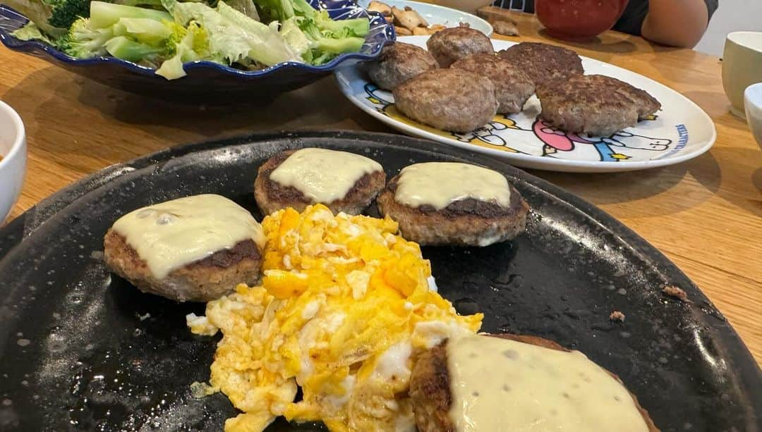 江原千鶴（エハラチヅル）さんのインスタグラム写真 - (江原千鶴（エハラチヅル）Instagram)「料理してるとみんな集まってきて、それぞれ色々作ってくれるー❤️  「うたがどうがとってあげる！」って言って撮ってくれたw  とわくんが卵を割って混ぜてくれて、ふうちゃんとハンバーグ作って、おとちゃんは大好きなエリンギ炒めの夕食‼️  #エハラ家の食卓」11月2日 16時54分 - eharachizuru