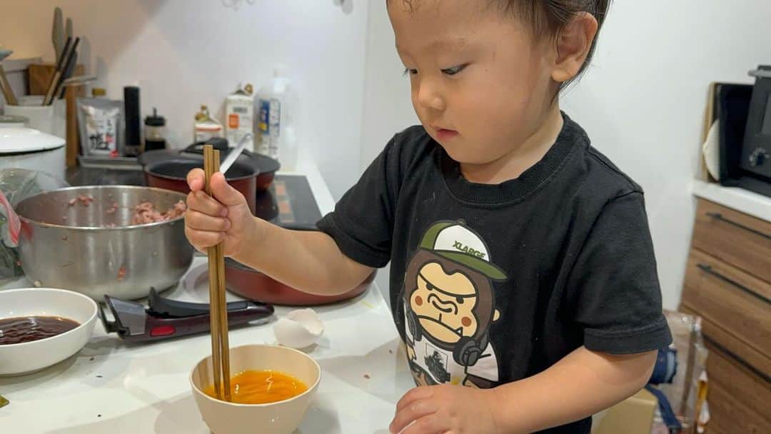 江原千鶴（エハラチヅル）のインスタグラム：「料理してるとみんな集まってきて、それぞれ色々作ってくれるー❤️  「うたがどうがとってあげる！」って言って撮ってくれたw  とわくんが卵を割って混ぜてくれて、ふうちゃんとハンバーグ作って、おとちゃんは大好きなエリンギ炒めの夕食‼️  #エハラ家の食卓」