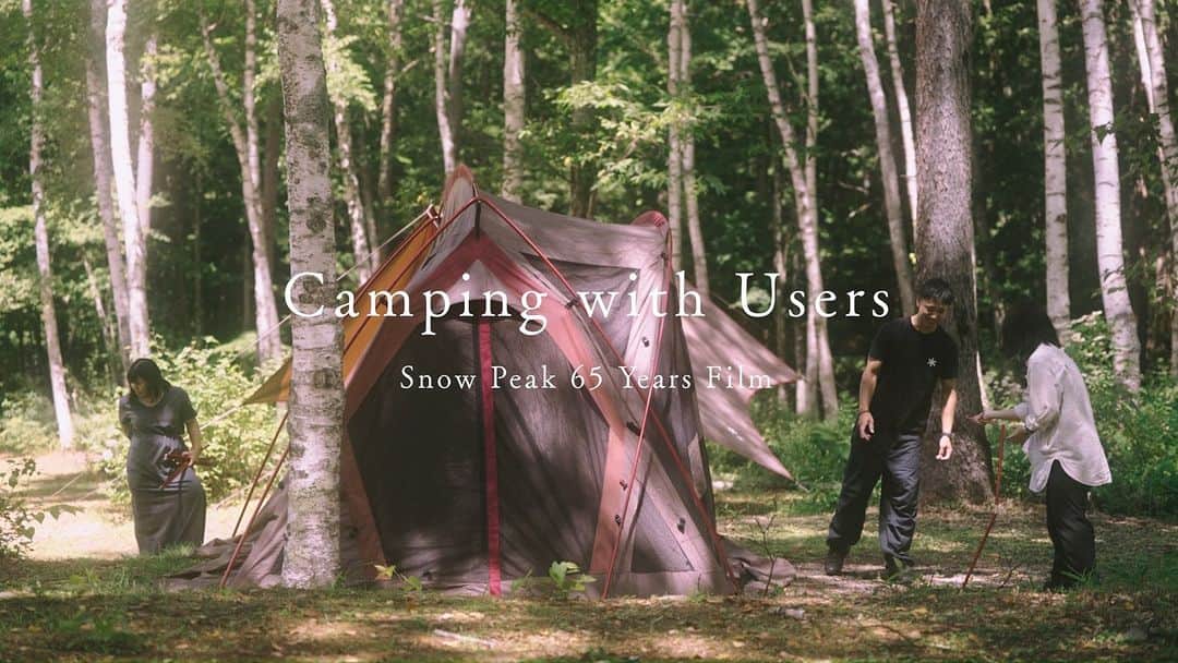 Snow Peakのインスタグラム：「【Snow Peak 65 Years Film】Camping with Users｜Episode.2「何でも話せる、“家族”のように身近な存在。」 　 　 65年の軌跡は、ユーザーのみなさまとのかけがえのない絆の証。 　 スノーピークのスタッフは、ユーザーとキャンパーとしてつながっています。  これまでの月日の中で数多に紡がれてきた、キャンプを通じて生まれた、肩書きを越えた温かなつながりをシリーズでご紹介します。 　 今回は、スタッフ大山（スノーピーク久屋大通公園）と、ユーザーの関根さんご夫妻にインタビューさせていただきました。 　 #snowpeak #snowpeak65yearsanniversary #livingshelllongpro #スノーピーク #デュオキャンプ #リビングシェルロングPro @snowpeak_hisayaodoripark」