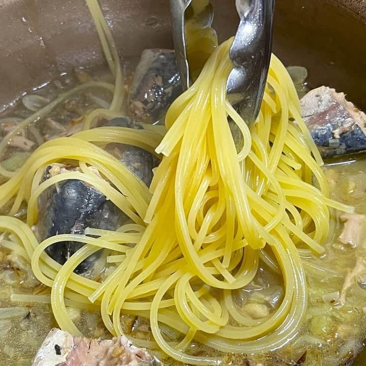 メシ通さんのインスタグラム写真 - (メシ通Instagram)「メシ通的和風パスタ  お宅の冷蔵庫にチューブのわさびがあれば ぜひ試していただきたいレシピがあります あ、サバ缶も使います あと長ねぎか玉ねぎもお願いします でもそれだけあれば絶対食べてほしいパスタです！  元イタリアン料理人がサバ缶とチューブわさびで作るパスタレシピ。15分くらいでとびきり美味しいhttps://www.hotpepper.jp/mesitsu/entry/papa-izm/2023-00927  #メシ通 #mesitsu #サバ缶とねぎのわさびパスタ #スパゲッティ #にんにく #サバ水煮缶 #長ねぎ #バター #ねりわさび #サバ缶 #わさび #パスタ #和風パスタ #イタリアン #乳化 #ご飯 #おつまみ #ランチ #ディナー #おうちごはん #家飲み #ビール #自炊 #レシピ #パパイズム #レシピブログ」11月2日 16時57分 - mesitsu