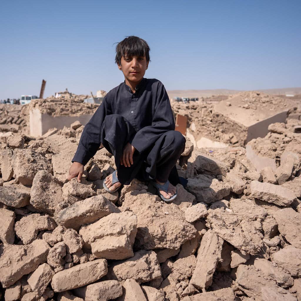 unicefのインスタグラム：「11-year-old Milat sits in the rubble of his home in Afghanistan, destroyed by the powerful earthquakes that hit the country last month.  He lost his little brother and his mother suffered severe injuries.  UNICEF teams on the ground are providing essential supplies to children impacted by the crisis. But to reach more families - we need your support.  Donate today and help make a difference. Link in bio.  © UNICEF/UNI453246/Phwitiko © UNICEF/UNI453296/Naftalin © UNICEF/UNI452856/Musadiq」