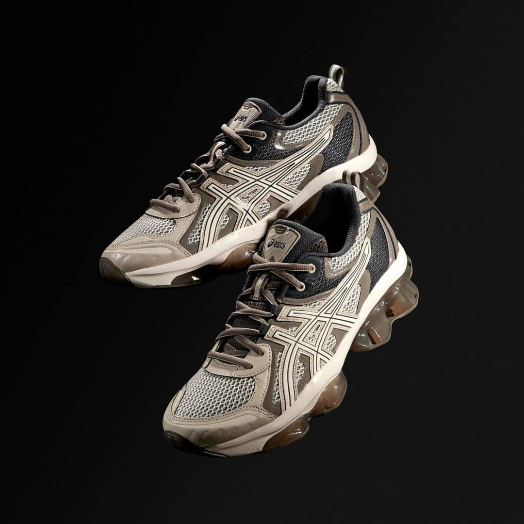 ASICS Tiger JAPANのインスタグラム：「. GEL-QUANTUM KINETIC -BIRCH/DARK TAUPE  2023.11.09 LAUNCH  [取扱店舗] ・アシックス公式ストア（原宿店・心斎橋店・オンラインストア） ・一部のスポーツスタイル商品取扱店  GEL-QUANTUM KINETIC™は、専門的知見から生まれた先進的なテクノロジーを搭載したライフスタイルスニーカー。アッパーはメッシュ素材の本体に人工皮革の補強を重ね快適性を向上。ソールにはScutoid GEL™テクノロジーを搭載し、日常のシーンでの衝撃緩衝性を高めた設計。先進的なデザインは、GEL-NIMBUS™、GEL-KUSHON™、GEL-KINETIC™、GEL-KINSEI™シリーズなど、ASICSを代表するランニングシューズからヒントを得た。  ※ご購入に際してはOneASICS会員限定、お一人様一点とさせていただきます。  #GELQUANTUMKINETIC #ASICS #ASICSSportStyle  #kicks #sneakers #sneakerhead #sneakerfam #シューズ #スニーカー #ファッション #カジュアル #カジュアルコーデ #ストリートファッション #ジャパスニ #スニーカーヘッズ #ストリートコーデ #コーディネート #スニーカー男子 #スニーカー女子」