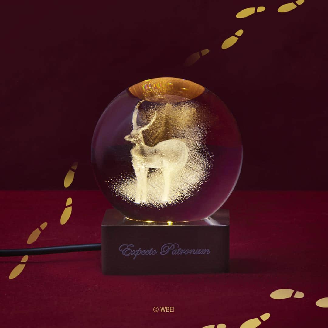のインスタグラム：「🦉☕ ＊゜＿＿＿＿＿＿＿＿＿⚡  ライティング クリスタルボール （パトローナス）  🏰＿＿＿＿＿＿＿＿＿＊゜  “ Expecto Patronum”！  ライトをつけるとハリー・ポッターのパトローナスが浮かび上がります✨  温まるナイトティーのひと時や、リラックスタイムに ハリー・ポッターの魔法の世界観を想わせてくれるアイテムです。  大好きなお友達へのギフトにもおすすめです💗  #タリーズハリポタコラボ #タリーズ #ハリポタ #ハリーポッター」