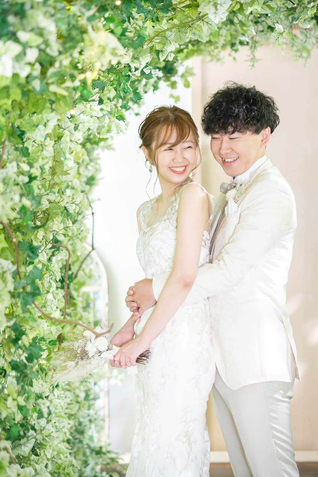 【公式】小さな結婚式のインスタグラム：「. @petit.wedding をフォローしてね♩ #小さな結婚式 をつけてのお写真投稿も大歓迎です♡ こちらの公式IGでリグラムさせていただきます＊ . グリーンをたっぷりと使ったスタジオが 花嫁さまのドレス姿を引き立てます✨  ご新郎さまの後ろから”ギュッ”に花嫁さまもこの笑顔！ 終始愛らしい笑顔を見せてくださりました。 . >>#小さな結婚式札幌店 . ——————— #petitwedding #ラヴィファクトリー #前撮り #結婚式 #プレ花嫁 #卒花 #家族婚 #少人数結婚式 #ウェディング #wedding #bridal #weddingdress #花嫁 #挙式 #結婚式準備 #式場探し #日本中のプレ花嫁さまと繋がりたい #結婚式の思い出に浸る会 #結婚準備 #北海道花嫁 #ウェディングフォト #花嫁コーディネート #結婚式前撮り #スタジオフォト #花嫁姿 #花嫁コーデ #フォトウェディング #2023冬婚」