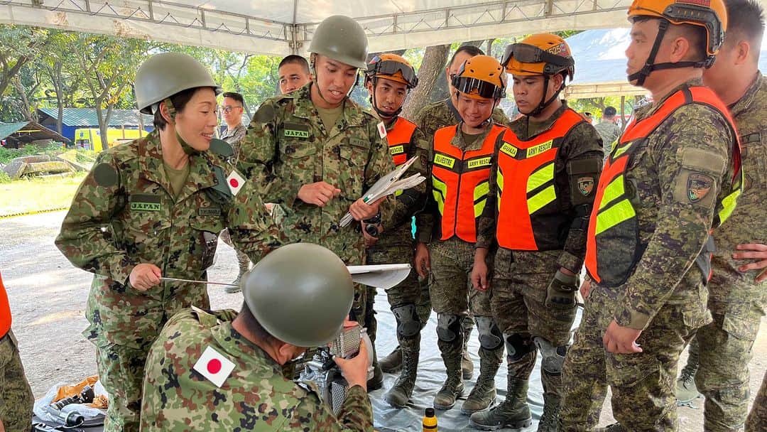 陸上自衛隊さんのインスタグラム写真 - (陸上自衛隊Instagram)「#西部方面隊 の隊員１０名は、１０月２２日から２８日までの間、#フィリピン 陸軍に対する #能力構築支援 を行いました。本活動では津波災害をテーマとし、人命救助システムを使用した水難や家屋倒壊などの状況下での救助要領について訓練を行いました。 #陸上自衛隊は、ハイレベル交流、実務者交流、#カマンダグ といった共同訓練等も含め、引き続きフィリピン陸軍との防衛協力・交流を多層的に推進し、#自由で開かれたインド太平洋 の維持・強化に寄与してまいります。🇵🇭🇯🇵」11月2日 17時00分 - jgsdf_pr