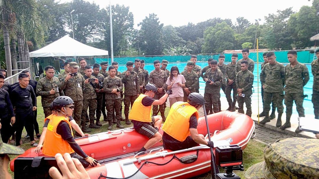 陸上自衛隊さんのインスタグラム写真 - (陸上自衛隊Instagram)「#西部方面隊 の隊員１０名は、１０月２２日から２８日までの間、#フィリピン 陸軍に対する #能力構築支援 を行いました。本活動では津波災害をテーマとし、人命救助システムを使用した水難や家屋倒壊などの状況下での救助要領について訓練を行いました。 #陸上自衛隊は、ハイレベル交流、実務者交流、#カマンダグ といった共同訓練等も含め、引き続きフィリピン陸軍との防衛協力・交流を多層的に推進し、#自由で開かれたインド太平洋 の維持・強化に寄与してまいります。🇵🇭🇯🇵」11月2日 17時00分 - jgsdf_pr