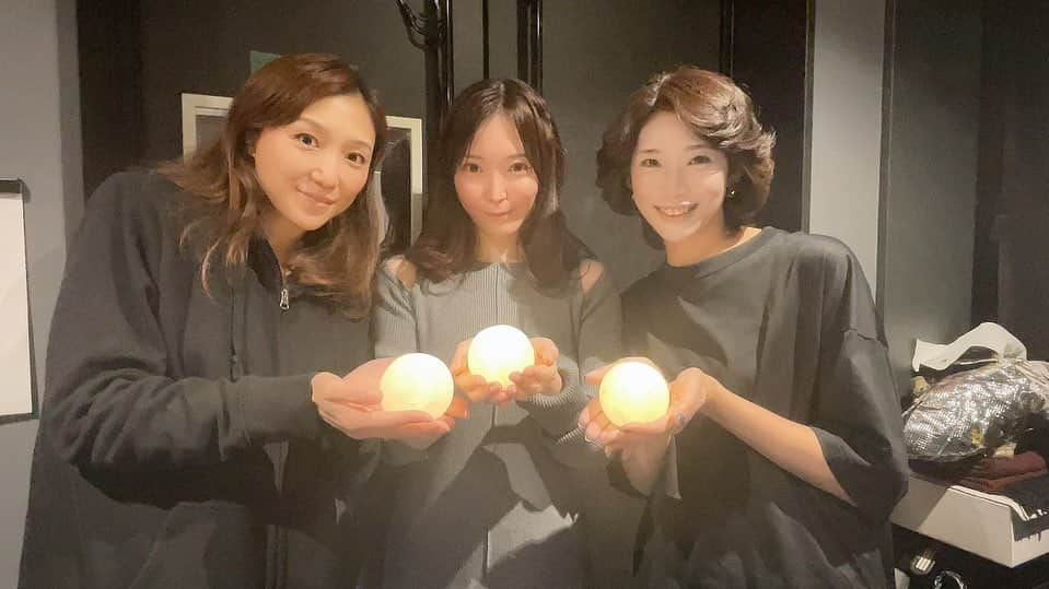 田中良子のインスタグラム：「同じリタ役をした菜穂子さん、永津さんにも感謝しかない。  毎日本番動画見て、、見て、見まくってました。 三人三様のリタで、とても楽しかったぁ。 かなりお世話になりました！！  菜穂子さん、普段サバサバしててかっこいい。 菜穂子リタが稽古の時かっこいいなあって思ったから実は本番前に髪切った。 菜穂子リタがピアスしてるの見て、私もピアスした。 情熱的で美しいリタだった、、、 菜穂子さんの千秋楽に私と永津さんからってプチギフトあげた時に涙目になってて、あ〜愛に溢れた人だなあと思った。素敵。 あと昨日スキニージーンズ履いてたの似合ってました。 打ち上げで私が行かなあかんのに話に来てくださってありがとうございました😭  永津さんは前の事務所から一緒で普段から飲みに行ったりしてたけど、また一緒にお芝居できてよかった😭 ３回目の共演！同じ役やから共演してないけど💦 永津さんはほんまに優しい。こんな人いるの？ってくらい優しい。 まだ飲みましょ！って言ってめーーっちゃ付き合ってくれはる😭めっちゃ話聞いてくれる😭しかもおもろい。 永津さんのリタ面白かったなあ。菜穂子さんも面白いけど、面白さが、プロレス？みたいやった(めっちゃ褒めてます) 永津さん！千秋楽のギフトありがとうございました！！　 そして家に泊めてくださいありがとうございました！ また行きます！  あ〜 お二人とリタできてよかったです。 優しくて愛に溢れたお二人やった。 めちゃくちゃありがとうございました！！！！ また飲みに行ってください🍺」