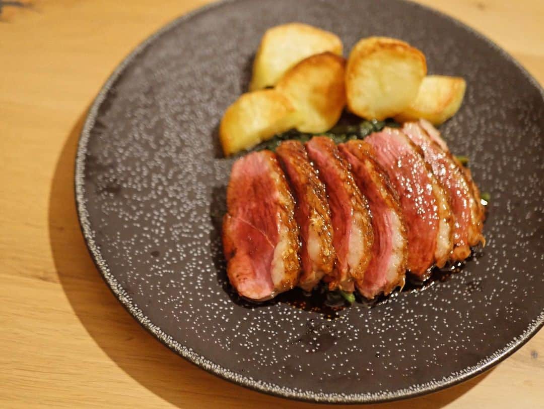 都築理沙のインスタグラム：「メインは鴨胸肉のロースト。ほうれん草とカリカリポテトと。綺麗なロゼに仕上がった😍  牛肉をほとんど買わなくなってから、赤ワインを飲みたいときによく買う鴨🍷  鉄分豊富で女性にぴったり♡  鴨焼きながら、明日の酢豚弁当準備(笑)」