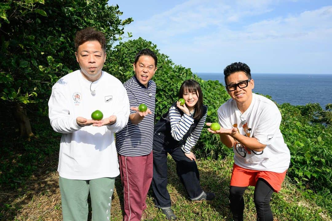 日本テレビ「満天☆青空レストラン」さんのインスタグラム写真 - (日本テレビ「満天☆青空レストラン」Instagram)「⁡ 今週の青空レストランは、 鹿児島県の辺塚だいだいをご紹介します！☺️ ⁡ ⁡ ゲストはお久しぶりの 北乃きいさんとダイアンさんです！！ ⁡ ⁡ ⁡ とっても景色のいいオープニングから 辺塚だいだい畑もお料理も とっても眺めの良い場所で撮影しました🌊 ⁡ ⁡ ⁡ 美味しそうなだいだい料理とキレイな景色を お楽しみに！！！！ ⁡ ⁡ ⁡ ⁡ ⁡ ⁡ ⁡ #満天青空レストラン #青空レストラン #青空 #青レス #満天 #宮川大輔 #大ちゃん #うまい　#レシピ #日テレ #日本テレビ #鹿児島県 #肝付町 #ロケ #だいだい #辺塚だいだい #北乃きい #ダイアン #サッポロ #サッポロで乾杯」11月2日 17時10分 - aozora_official