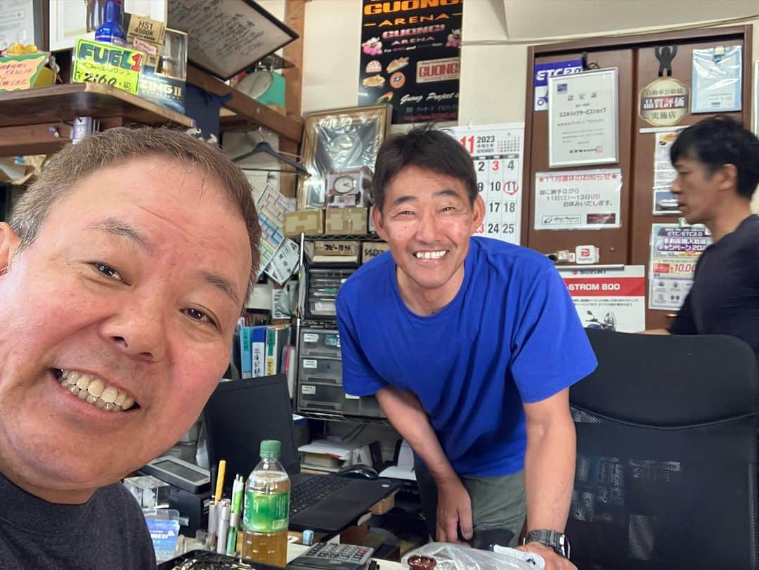 ほんこんさんのインスタグラム写真 - (ほんこんInstagram)「サーフィン帰りバイク屋さんでご馳走になりました😋 #バイク屋 #ご馳走様 #guong #ほんこん」11月2日 17時02分 - hongkong2015_4_9