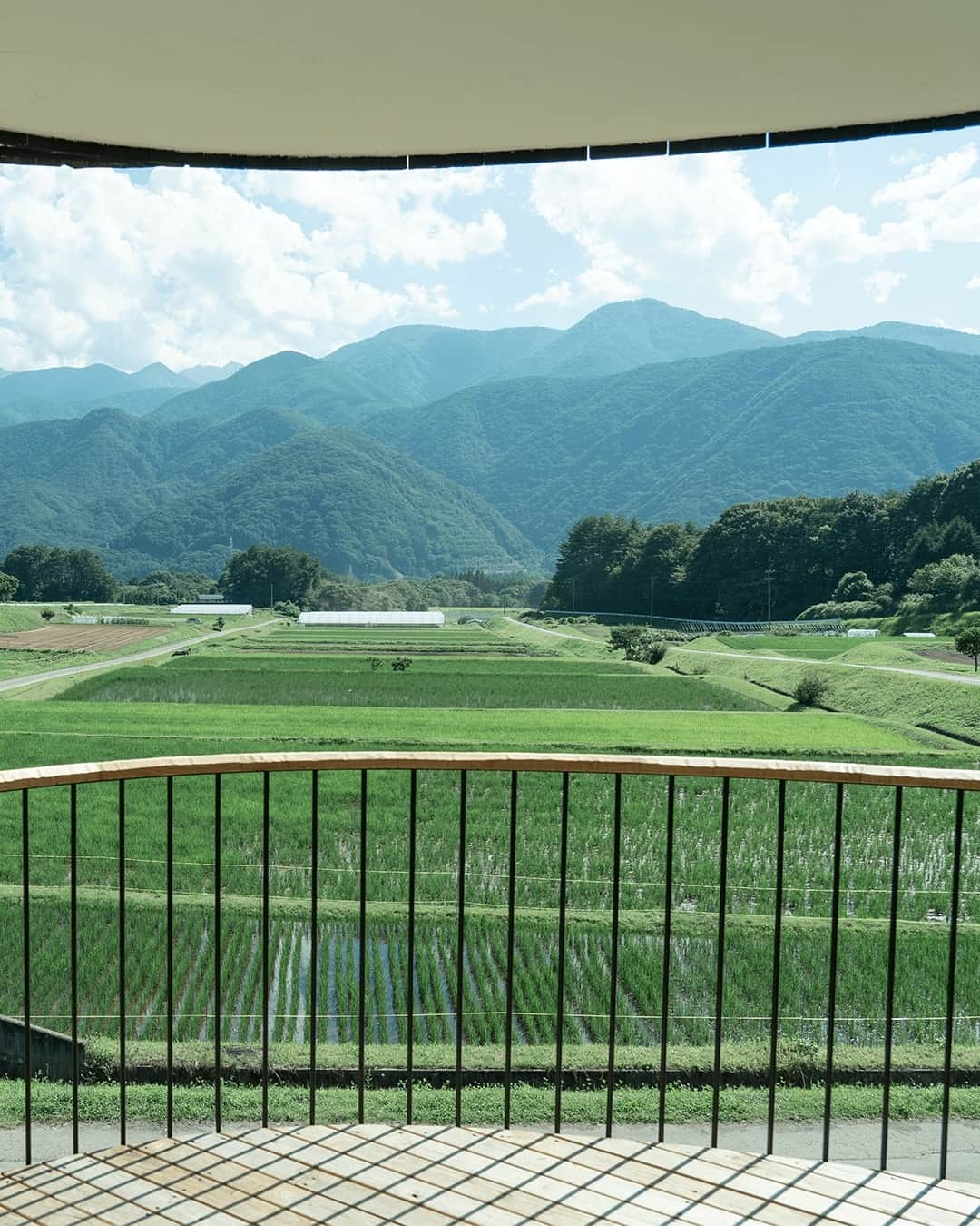 KINTOさんのインスタグラム写真 - (KINTOInstagram)「小泊Fuji(@kodomari_fuji)は、長野県諏訪郡富士見町にある一組限定一棟貸しの宿。「いのちの中で呼吸する」をコンセプトとした建築家藤森照信による日本初の宿泊施設で、自然環境と建築をプライベートに満喫することができます。⁠ ⁠ 施設内でゆっくりと食事をしたい人のためにミニキッチンもあり、KINTOのテーブルウェアやキッチンアイテムも備えられています。⁠ ⁠ 詳しくはkinto.co.jpのJOURNALページに掲載中の記事にて。⁠ @kintojapan⁠ ⁠ ---⁠ Nestled in a small village in Fujimi Town in Nagano Prefecture, Kodomari Fuji(@kodomari_fuji) is a private villa designed by Japanese architect Terunobu Fujimori. Guests can enjoy nature and architecture in a private atmosphere, and also cook and dine on site in a mini-kitchen with KINTO tableware and kitchen items. ⁠ ⁠ Check out our latest article on www.kinto.co.jp JOURNAL section to learn more.⁠ @kintojapan⁠ .⁠ .⁠ .⁠ #kinto #キントー #kintojournal #小泊fuji #kodomarifuji」11月2日 17時05分 - kintojapan