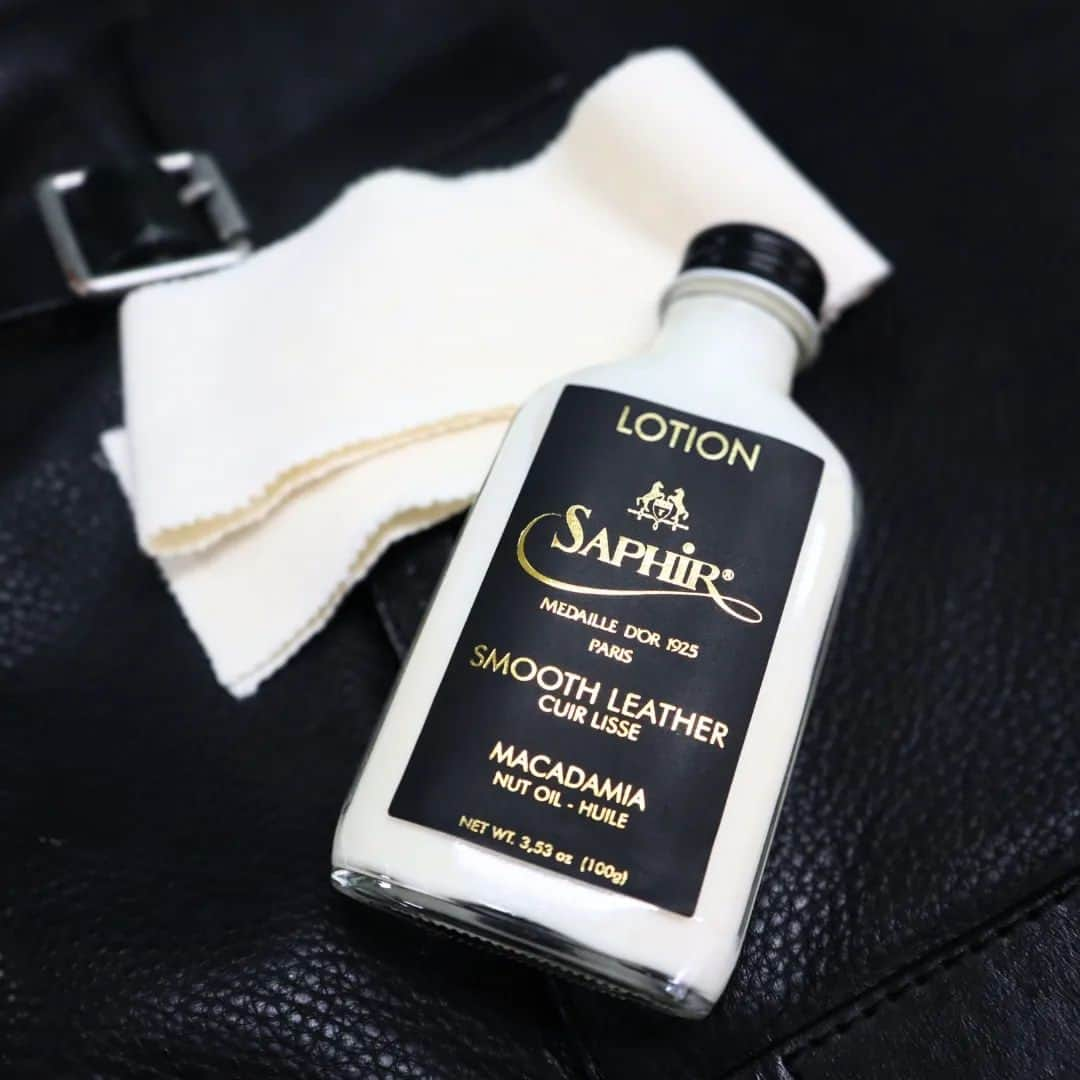 PR Sato Saphir（サフィール）さんのインスタグラム写真 - (PR Sato Saphir（サフィール）Instagram)「. 【新商品】 サフィールノワールから、2023年11月1日に新製品〈マカダミアローション〉が発売されました。  動物愛護の観点や供給・入手が困難となりつつあるなか、ミンクオイルの使用を見直し、 同等の成分を有する植物性のマカダミアオイルを配合したマカダミアローションが開発される運びとなりました。  皮革の汚れをやさしく落とし、皮革にソフトな手触りと自然な光沢効果を与えるオールインワンローションは、 軽いつけ心地で塗り伸ばしやすく、なめらかなので、バッグやジャケットなど広範囲の塗布にも最適です。  商品詳細はハイライト〈Release〉、または公式サイト『ShoesLife』をご覧ください。 ▶https://store.shoeslife.jp/products/detail/2434 . . . #saphir #shoelove #shoeslife #shoesnob #shoeshine #shoegram #highshine #shoepolish #mensshoes #革靴倶楽部 #革お手入れ #革靴コーデ #革靴自慢 #革靴男子 #革靴女子 #マカダミアローション #shinewithsaphir #マカダミアナッツ #マカダミアオイル #新商品 #shoeslife #サフィール #newarrival #動物愛護」11月2日 17時05分 - saphir_japan