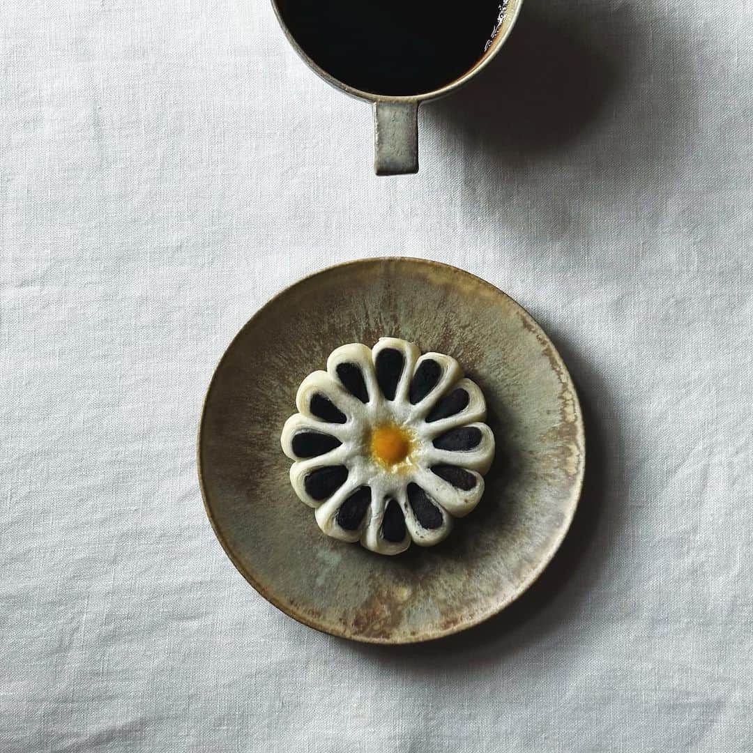 樹神のインスタグラム：「菊花酥  中華菓子にコーヒーの組み合わせは祖母譲り。  #中華菓子 #コーヒータイム #菊花酥」