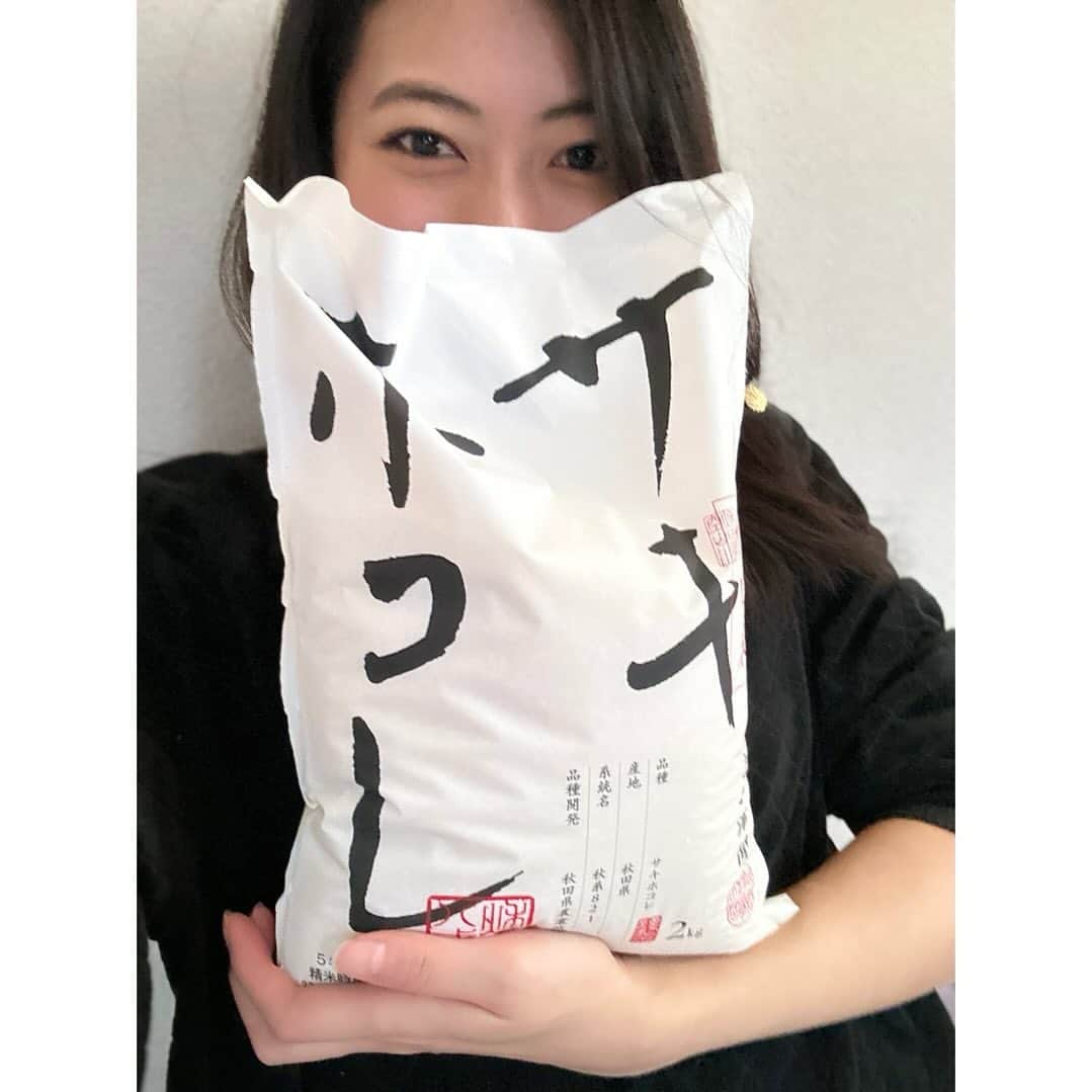安田聖愛のインスタグラム：「⁡ サキホコレの新米✨ ⁡ 今年は暑い中、お米作りも大変だったかと思います。 それでもこうして手元に美味しいお米を届けて下さったことに感謝です😌 ⁡ 美味しさと感謝を噛み締めながらいただきます😋 ⁡ 農家の皆さん、ありがとうございます！ 秋田の自然よありがとう！ ⁡ #サキホコレ　#新米」