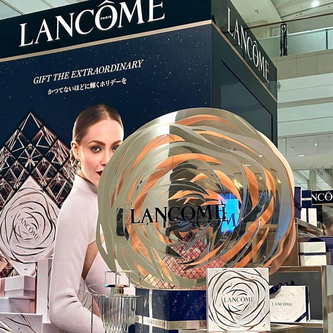 daimarusapporoのインスタグラム：「至福のスキンケア＆ホリデーメイク🎄 1階 イベントスペースで〈ランコム〉LANCÔME HOLIDAY 2023を開催中！  キラキラでいっぱいの会場には、ホリデーシーズンのアイテムがずらり✨ 名品が詰まったビューティボックスをはじめ、ホリデースペシャルキット、オリジナルイベントキットなどがそろいました。  店頭では、イベント限定の「輝き肌体験」「ホリデーメイクアップ体験」も実施中！ HP(@daimarusapporo)から予約を受付中です💄  ぜひ店頭でご覧ください！  ※11/7(火)まで  #大丸札幌 #ランコム #ホリデーコレクション #クリスマスコフレ #ホリデーメイク #クリスマス #メイクアップ」