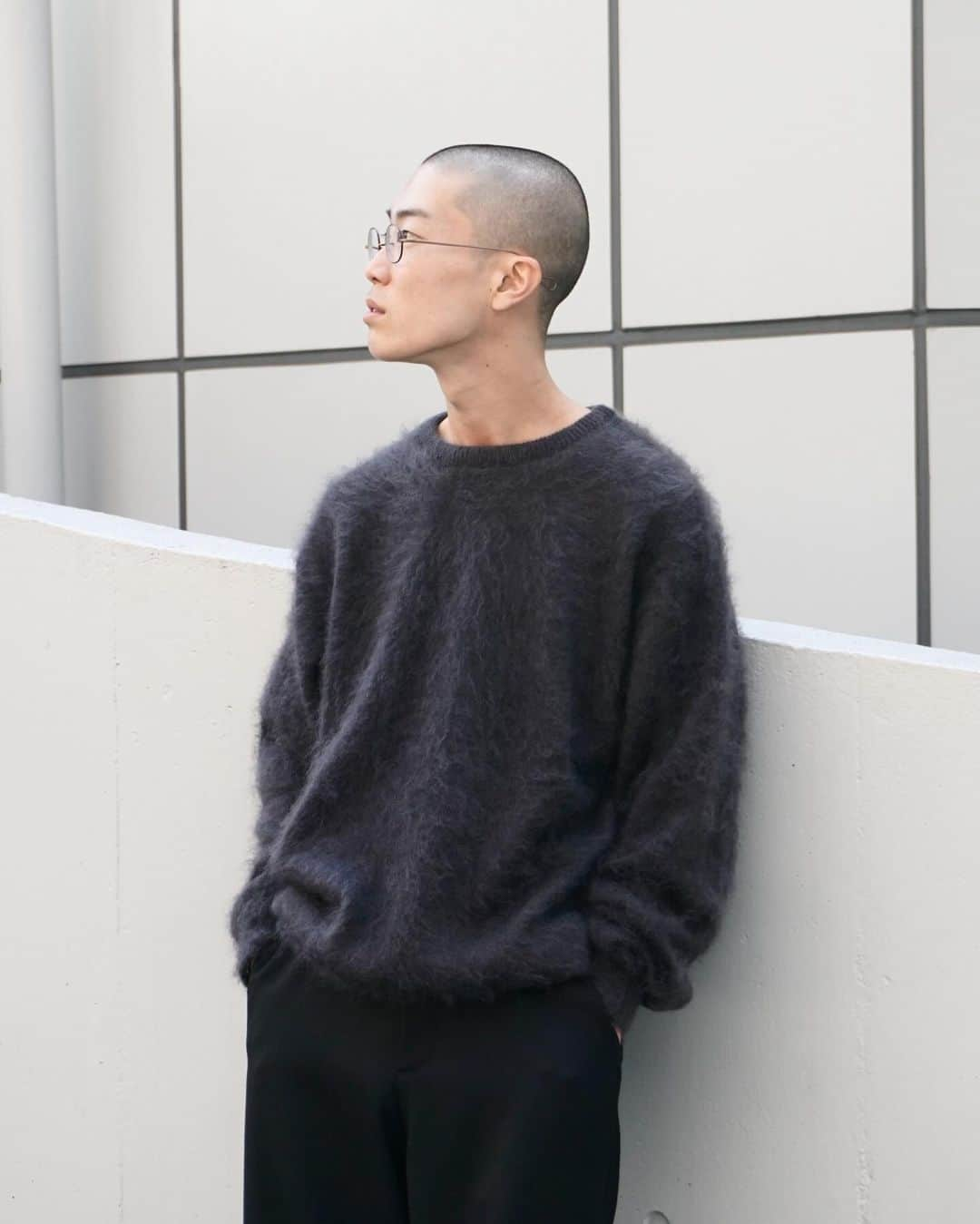 1LDKさんのインスタグラム写真 - (1LDKInstagram)「2023年11月3日(金)発売  UNIVERSAL PRODUCTS.の"MOHAIR CREW NECK SWEATER"を、インラインに展開のないチャコールカラーで別注製作しました。 ニュートラルにお楽しみ頂ける、今時期にぴったりな暖かみのある雰囲気に仕上がりました。  〈 UNIVERSAL PRODUCTS. 〉 ⁡ "MOHAIR CREW NECK SWEATER" COL: CHARCOAL SIZE: 2 / 3 ¥39,600 TAX IN ⁡ 着用詳細 Page2: 166cm / SIZE2 Page3: 180cm / SIZE3 Page4: 167cm / SIZE2 ⁡ 取扱店舗 1LDK ( @1ldk_nakameguro ) 12:00〜 1LDK AOYAMA ( @1ldk_aoyama ) 12:00〜 1LDK kyoto ( @1ldk_kyoto ) 11:00〜 1LDK ONLINE STORE 11:00〜 ⁡ #universalproducts @universal__products #1ldk #1ldknakameguro #1ldkaoyama #1ldkkyoto #1ldkshopofficial」11月2日 17時08分 - 1ldk_shop