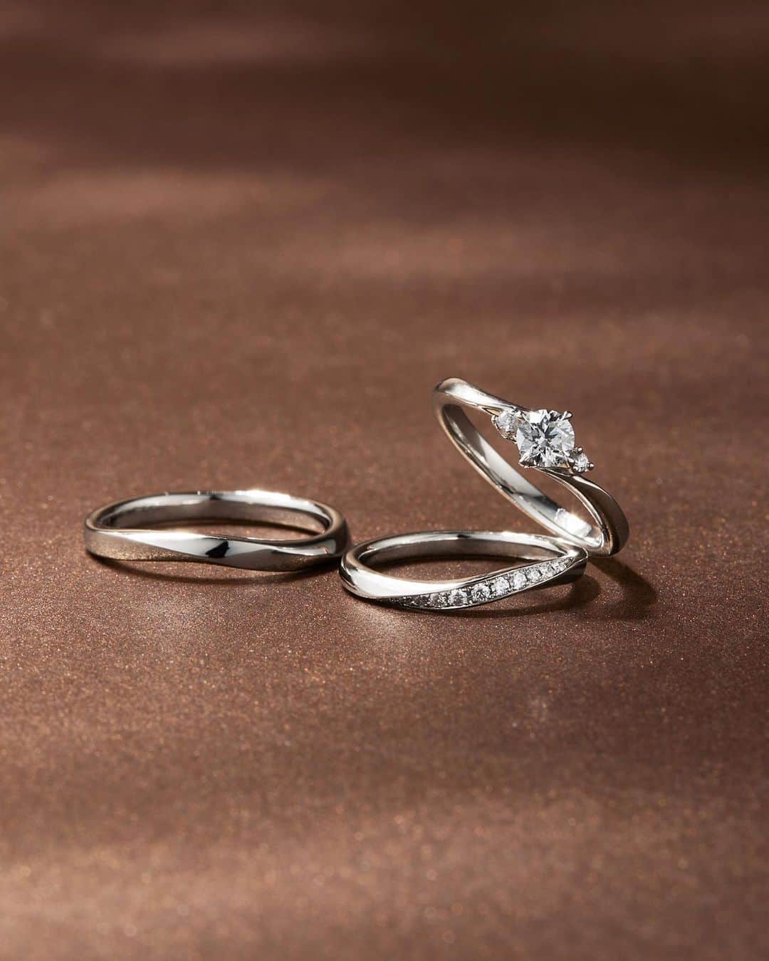 婚約・結婚指輪のI-PRIMO（アイプリモ）公式アカウントのインスタグラム：「両サイドにメレダイヤモンドを配した 華やかなきらめきのエンゲージリング「キタルファ」  エレガントなウェーブラインにメレダイヤモンドを敷きつめた マリッジリング「アルチェステ」  センターダイヤモンドはカットの最高評価である「3Excellent」を使用しており、 マリッジリングなどの直径1㎜以下の小さなメレダイヤモンドも 厳格な品質基準で選定。  流麗なダイヤモンドの輝きの連鎖が 花嫁の指もとを鮮やかに彩ります。  ＜婚約指輪＞Kitalpha #アイプリモ_キタルファ ＜結婚指輪＞Alceste #アイプリモ_アルチェステ  ーーーーー ▼アイプリモでは、ご好評のパーソナルハンド診断®を体験いただけます。 ご希望の方はホームページより来店予約をいただくとスムーズにご案内いたします。 @iprimo_official ーーーーー  #iprimo #アイプリモ #婚約指輪 #エンゲージリング #結婚指輪 #マリッジリング」