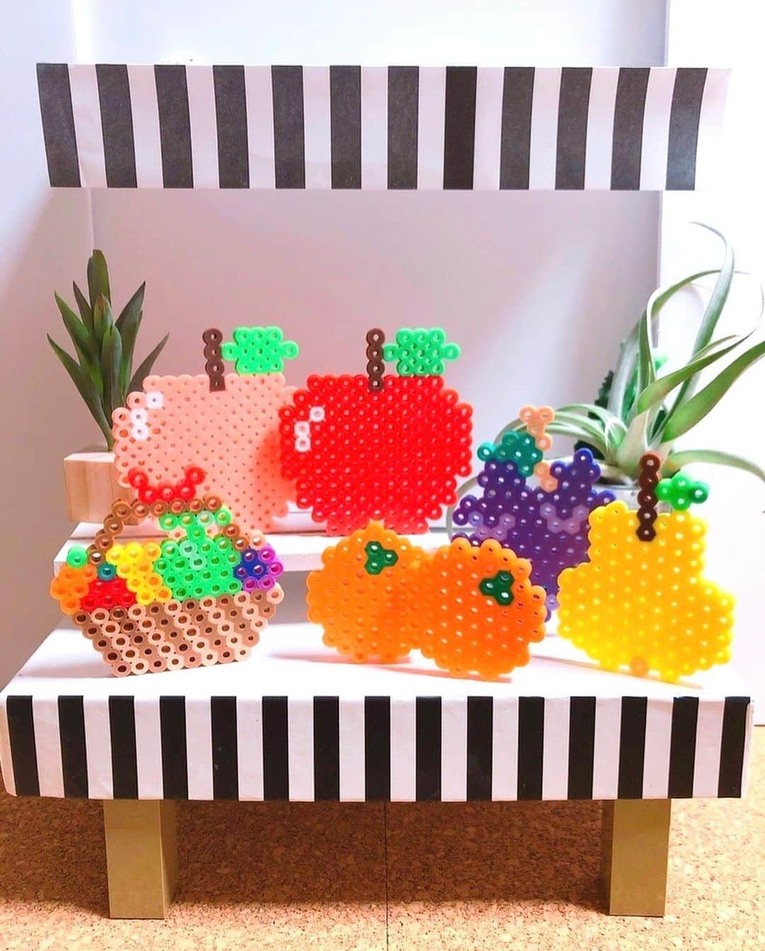 PerlerbeadsJP（パーラービーズ）さんのインスタグラム写真 - (PerlerbeadsJP（パーラービーズ）Instagram)「🍎🍏✨ 朝晩ひんやりした空気になってきましたね😊 そんな今日は秋が深まるにつれて美味しくなるフルーツの作品をご紹介🥝  ご存知でしょうか❔パーラービーズの公式サイトにはフルーツモチーフがたくさんあるのですよ❣️  図案シートはプロフィールのリンクからご覧頂けます🌟 ▶︎ @pelerbeads_jp 「図案シートダウンロード」から、“テーマ:食べ物”で絞り込みが出来ますので、お好みのシートを選んでみてくださいね🍒🍐🍎🍊🍇  それでは皆さま、どうぞ楽しい三連休をお過ごしください♪  ※図案シートをパソコン等で出力される際は、印刷設定を等倍にして頂きますと、プレートサイズとぴったりの状態でお楽しみ頂けます。 ……………………………………………………………… #おうち遊び #室内遊び #指先遊び #色遊び #季節の製作 #秋の製作 #製作遊び #食欲の秋 #フルーツモチーフ #果物モチーフ #食育遊び #ごっこ遊び #フェイクフード #雨の日の過ごし方 #雨の日の遊び #子どもとの暮らし #子どものいる暮らし #おうち時間 #アイロンビーズ #ironbeads #perlerbeads #パーラービーズ @kawadatoys_official」11月2日 17時13分 - perlerbeads_jp