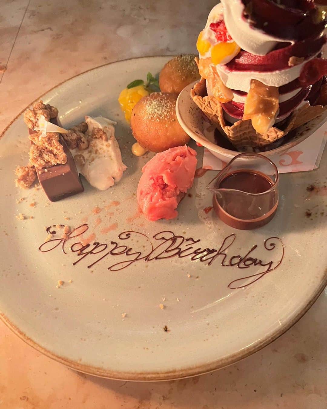 愛甲千笑美のインスタグラム：「大好きな夫婦が 早めのお誕生日お祝いしてくれました🤝 @morimotostudio  @mist_walker   気持ちのこもった手作りプレゼントが 本当に嬉しい、、！ えりーん手作りのお香立て かわいすぎてずっと見てる😧 えりーんけいたありがとう🤝！！」