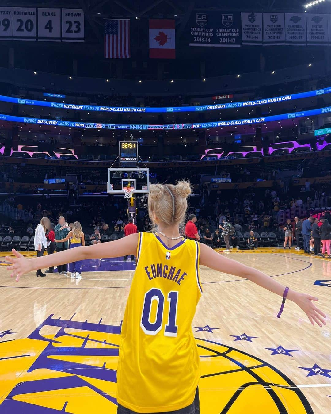 ホン・ウンチェのインスタグラム：「LAKERS ate !!! with no crumbs 🏀 🏀 💛 💜 @nba @lakers」