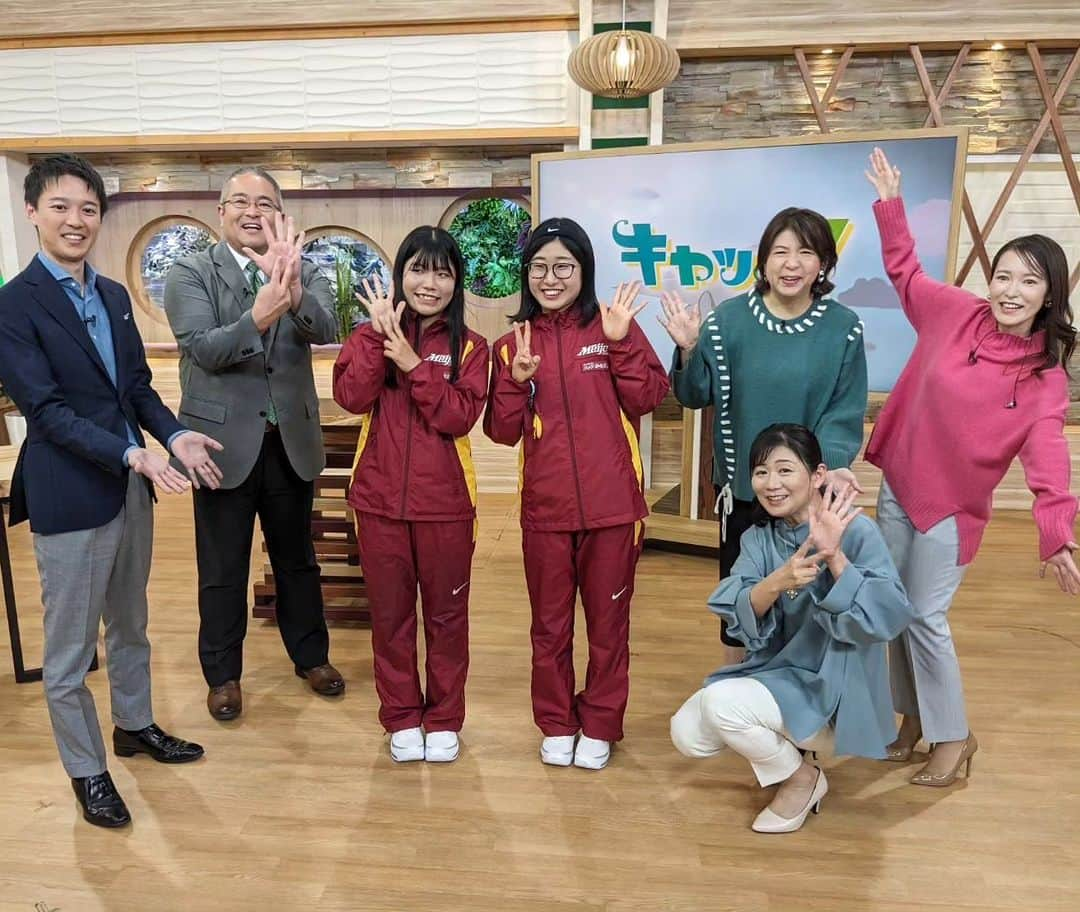 中京テレビ「キャッチ！」さんのインスタグラム写真 - (中京テレビ「キャッチ！」Instagram)「🏃💨💦 ⁡⁡ 名城大学女子駅伝部から 谷本選手、石松選手がスタジオに来てくれました  ⁡史上初！7連覇の7!!ポーズ ⁡⁡𓊆 恩田 𓊇⁡ ⁡⁡ ⁡⁡ ⁡🔹🔸🔹🔸🔹🔸🔹🔸🔹🔸🔹🔸🔹🔸🔹🔸  エース不在！  崖っぷちの女王たち   全日本大学女子駅伝・名城大学の舞台ウラ ⁡🔹🔸🔹🔸🔹🔸🔹🔸🔹🔸🔹🔸🔹🔸🔹🔸  ⁡📺11月5日(日) ⏰ひる2時59分から ⁡⁡ ⁡ 💬コメンテーター #村瀬哲史 さん  🎪芸能リポーター #島田薫 さん  ⁡⁡🎤アナウンサー  #恩田千佐子 #恩ちゃん  #望月杏夏  #もっちー  #岡田健太郎  #おかけん ⁡. .⁡ 🤗地元のあしたを笑顔に🤗 #ctvcatch 📺月～金曜日午後3時48分から生放送 #中京テレビ . 👀情報提供などはプロフィールリンクHP内『投稿BOX』へ 🐦Twitter→@ctvcatch」11月2日 17時20分 - ctvcatch