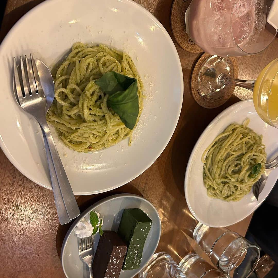 世手子さんのインスタグラム写真 - (世手子Instagram)「PR  Delicious food 😋 Ramen salad is highly recommended🍜🥗 Chocolate terrine also applauded🍰👏 家族でお出かけ(^_^) @cafe_bar_terracotta 神田駅からすぐそば（＾ω＾） 素敵でした(^-^) こちらのラーメンサラダは激うまイチオシです(〃ω〃) ジェノベーゼも美味しかった(^-^) ショコラと抹茶のテリーヌも濃厚美味しい( ´∀｀) ランチタイムからやってるのでカフェとして利用する人も多かったです(*ﾟ▽ﾟ*) バーも映えなカクテルがたくさんありました(*ﾟ▽ﾟ*) #ノンアルコールカクテル  #モクテル もあって素晴らしい👍 スポブル綺麗だった(〃ω〃) #東京bar #東京カクテル #千代田バー #千代田グルメ #神田bar #神田バー」11月2日 17時20分 - rojide